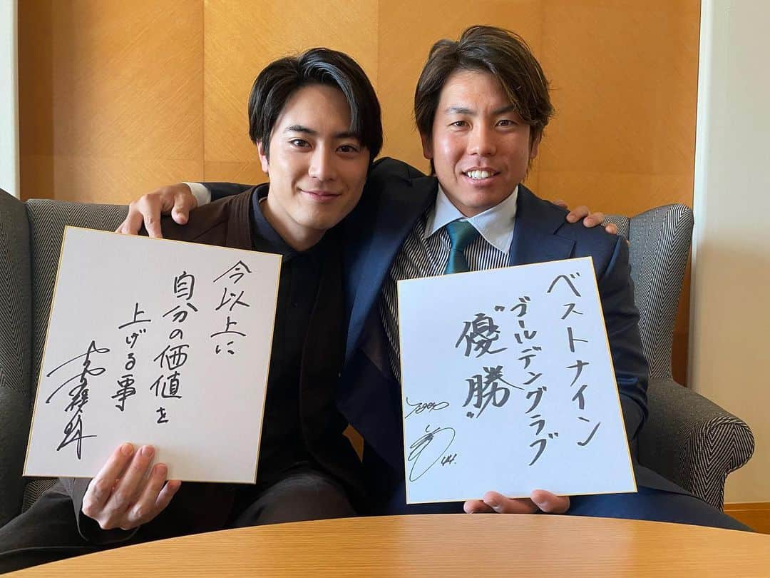 間宮祥太朗さんのインスタグラム写真 - (間宮祥太朗Instagram)「梅野選手との対談が明日のデイリーに掲載されます。それだけでもとても嬉しかったのですが、更にサプライズがありました。」1月2日 21時57分 - shotaro_mamiya