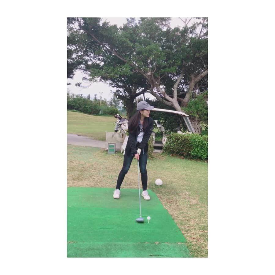 森田真以さんのインスタグラム写真 - (森田真以Instagram)「🏌️‍♀️ 人生初のゴルフ⛳️ . ゴルフクラブに指一本触れたことなかったのに 予想以上に楽しくてハマっちゃいそう、、😆 グランドゴルフによく連れて行ってくれたおじいちゃんと、 下手くそなりにやってた学生時代のテニスのお陰で、 初めてにしてはちょっと楽しめた気がする😍 生涯することはないかな〜と思ってたけど、 何でもやってみると楽しいよね😙👏🏻 . もっと練習したいし、コースも回りたい✨ でもその前に可愛いウェアが欲しくなった🥺👚笑 . . . #golf #golfstagram #sports #golfgirl #golfcourse #golfwear #okinawa #japan #model #tokyo #お正月 #新年 #正月ゴルフ #元旦 #沖縄 #ショートコース #スポーツ #ゴルフ #ゴルフ女子 #ゴルフ初心者 #ゴルフウェア #モデル #形から入るタイプ #笑 #初挑戦」1月2日 21時49分 - morita_mai