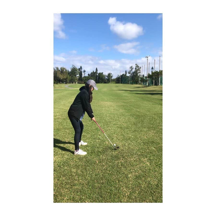 森田真以さんのインスタグラム写真 - (森田真以Instagram)「🏌️‍♀️ 人生初のゴルフ⛳️ . ゴルフクラブに指一本触れたことなかったのに 予想以上に楽しくてハマっちゃいそう、、😆 グランドゴルフによく連れて行ってくれたおじいちゃんと、 下手くそなりにやってた学生時代のテニスのお陰で、 初めてにしてはちょっと楽しめた気がする😍 生涯することはないかな〜と思ってたけど、 何でもやってみると楽しいよね😙👏🏻 . もっと練習したいし、コースも回りたい✨ でもその前に可愛いウェアが欲しくなった🥺👚笑 . . . #golf #golfstagram #sports #golfgirl #golfcourse #golfwear #okinawa #japan #model #tokyo #お正月 #新年 #正月ゴルフ #元旦 #沖縄 #ショートコース #スポーツ #ゴルフ #ゴルフ女子 #ゴルフ初心者 #ゴルフウェア #モデル #形から入るタイプ #笑 #初挑戦」1月2日 21時49分 - morita_mai