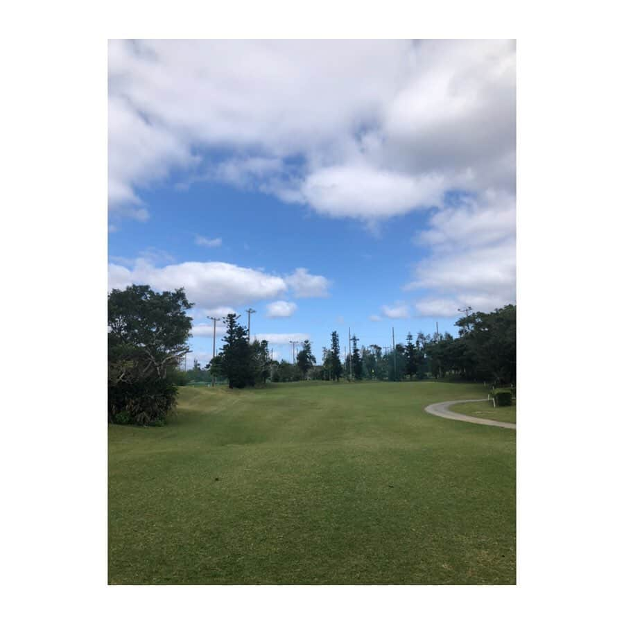 森田真以さんのインスタグラム写真 - (森田真以Instagram)「🏌️‍♀️ 人生初のゴルフ⛳️ . ゴルフクラブに指一本触れたことなかったのに 予想以上に楽しくてハマっちゃいそう、、😆 グランドゴルフによく連れて行ってくれたおじいちゃんと、 下手くそなりにやってた学生時代のテニスのお陰で、 初めてにしてはちょっと楽しめた気がする😍 生涯することはないかな〜と思ってたけど、 何でもやってみると楽しいよね😙👏🏻 . もっと練習したいし、コースも回りたい✨ でもその前に可愛いウェアが欲しくなった🥺👚笑 . . . #golf #golfstagram #sports #golfgirl #golfcourse #golfwear #okinawa #japan #model #tokyo #お正月 #新年 #正月ゴルフ #元旦 #沖縄 #ショートコース #スポーツ #ゴルフ #ゴルフ女子 #ゴルフ初心者 #ゴルフウェア #モデル #形から入るタイプ #笑 #初挑戦」1月2日 21時49分 - morita_mai