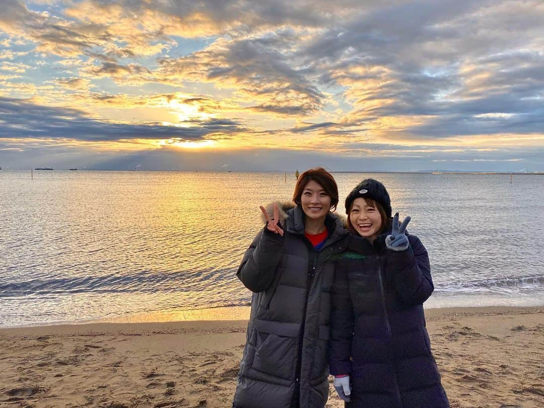 西谷綾子さんのインスタグラム写真 - (西谷綾子Instagram)「✴︎ 今年も初日の出🌅は 仲良し♡木下裕美子ちゃんと🥰 雲が分厚くなかなか顔を出してくれない‥⛅️ 雲の切れ目から陽が見えてまた隠れたり♪ 一瞬一瞬の大切さをより感じた時間でした☺️ ・ #今この瞬間を大切に #タイミング #目標に向かう過程に成長あり #初日の出 #城南島海浜公園 #出逢い #キッカケ #ご縁 #感謝 #探究心 #挑戦 #前進 #一歩ずつ #私らしく #苦しい時こそ笑顔で #人生楽しんだもん勝ち #アクティブに #ポジティブに」1月2日 21時50分 - ayako.nishitani