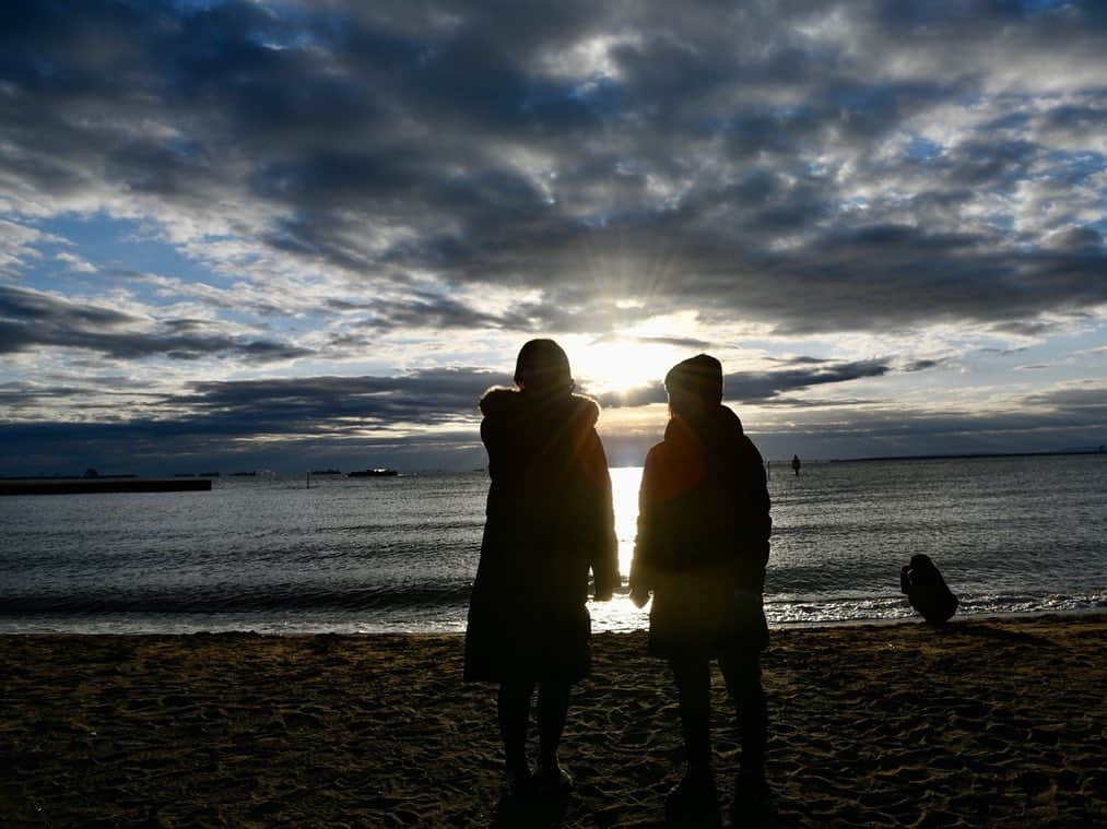 西谷綾子さんのインスタグラム写真 - (西谷綾子Instagram)「✴︎ 今年も初日の出🌅は 仲良し♡木下裕美子ちゃんと🥰 雲が分厚くなかなか顔を出してくれない‥⛅️ 雲の切れ目から陽が見えてまた隠れたり♪ 一瞬一瞬の大切さをより感じた時間でした☺️ ・ #今この瞬間を大切に #タイミング #目標に向かう過程に成長あり #初日の出 #城南島海浜公園 #出逢い #キッカケ #ご縁 #感謝 #探究心 #挑戦 #前進 #一歩ずつ #私らしく #苦しい時こそ笑顔で #人生楽しんだもん勝ち #アクティブに #ポジティブに」1月2日 21時50分 - ayako.nishitani