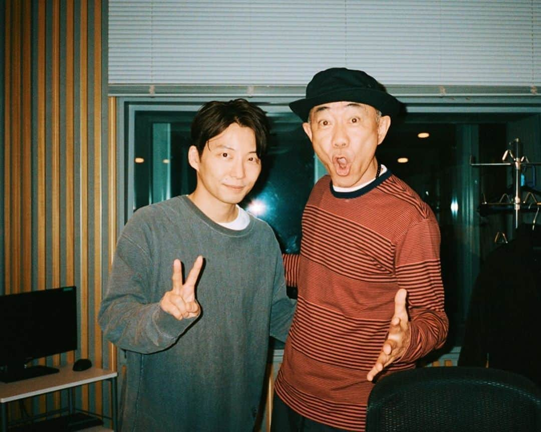 星野源さんのインスタグラム写真 - (星野源Instagram)「星野青果店と木梨サイクル  #星野源 #木梨憲武 #星野青果店と木梨サイクル」1月2日 21時51分 - iamgenhoshino