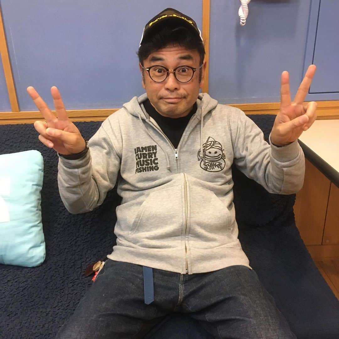 中島ヒロトさんのインスタグラム写真 - (中島ヒロトInstagram)「RCMF  今日は年末に頂いた、RCMFのパーカーを着てお仕事。 RAMEN CURRY MUSIC FISHING です。ハイドアップひでおさん、民生さん、いつもありがとうございます。かぶり、もあります。どちらもお気に入り。今年は民生さんにオネダリしてワークシャツも頂きました。これは特に嬉しかった。アーチェリーバージョンでした。イベントMCでこれも着用しました。RCMFは、夏にTシャツとキャップもゲット。 今年も一生懸命頑張りますのでよろしくお願いします。  #rcmf #ramencurrymusicfishing  #ラーメンカレーミュージックフィッシング  #hideup #奥田民生  #ramencurrymusicrecords  #fm802 #802rm #802わんだー  #workdaysbecameplaydays」1月2日 21時51分 - djhirotonakajima