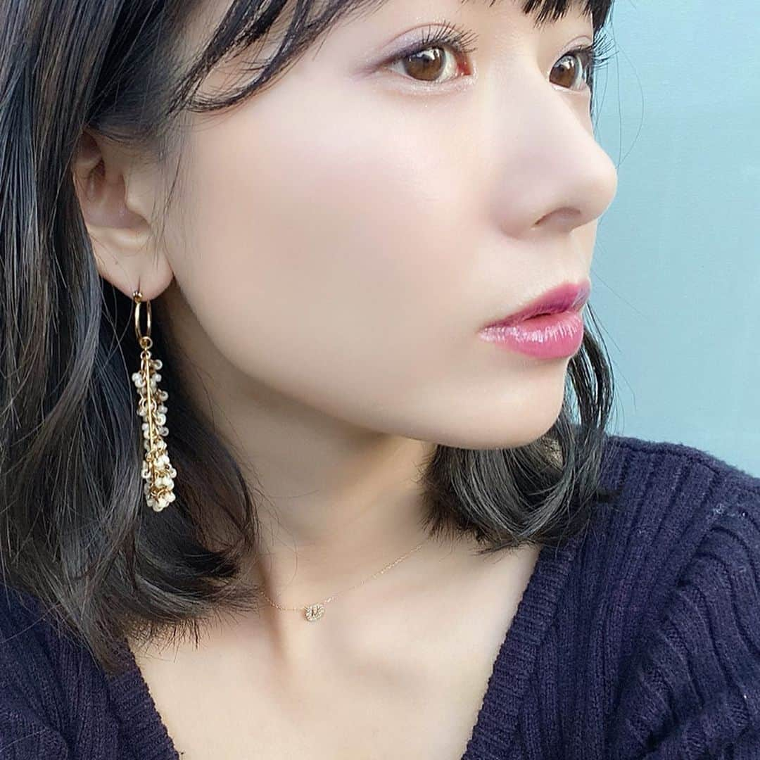 西川瑞希（みずきてぃ）さんのインスタグラム写真 - (西川瑞希（みずきてぃ）Instagram)「natural make...❤︎上品なキラキラグレーのアイシャドウで目元すっきり！目頭にはちょんとホワイトラメ//チークはパープルカラーをふわ〜んと薄く、広く☺︎ . アイシャドウ @onlyminerals #オンリーミネラル #ミネラルピグメント #ミストグレー (このシリーズはつけやすい色物も沢山で細かなラメが品良くつけられてだいすき) . フェイス＆アイカラー @makeupforeverjp #メイクアップフォーエバー #スターリットリキッド #01 (リキッドジェルタイプ！ハイライト、デコルテ、ボディに使ってもツヤっと見せてくれてかわいい❤︎) . チーク @cliniquejp #クリニーク #パンジーポップ #15 (お肌に透明感、明るさを出したい日に使いたくなる色、薄くのせてチークのベースにも) . #mizukitotalbeauty #makeup #wintermakeup #メイクアップ #コスメレポ #ラメ」1月2日 21時52分 - mizuki_nishikawa_