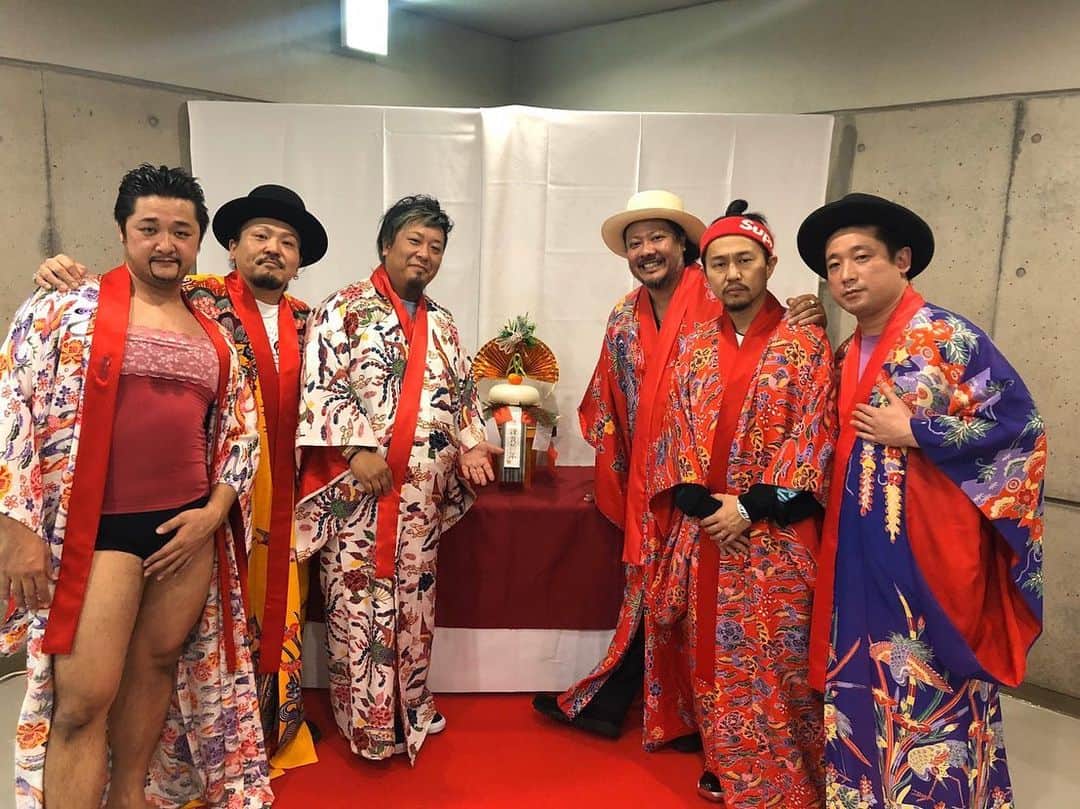 Kuboty のインスタグラム：「2019年12月31日 令和初CountDown Live in OKINAWAの思い出。 この日の粒さんは完全に猛獣でした。  photo by KO-KING @koukitakeyasu」