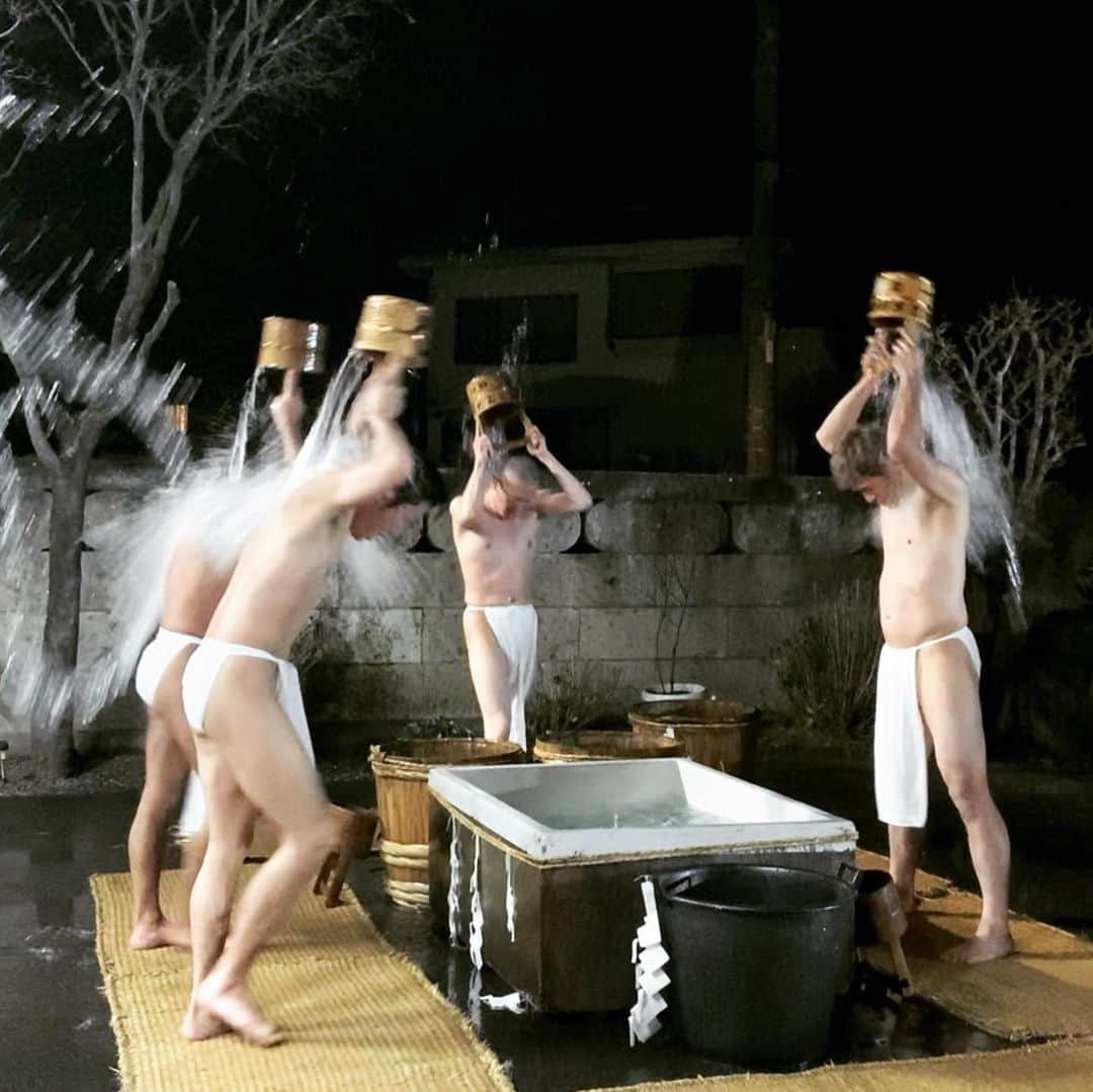 のインスタグラム：「新年あけましておめでとうございます。 先ほど高校野球部の同級生、仁部前誠と父、仁部前崇さん、弟、仁部前叶と共に水行をさせてもらいました。 新年からとても良い経験をさせてもらいました。 新たな気持ちで気を引き締めて今年頑張ります！ ２０２０年も宜しくお願いします！ #妙見山上原寺#水行#仁部前崇#仁部前誠#仁部前叶#木村文紀」