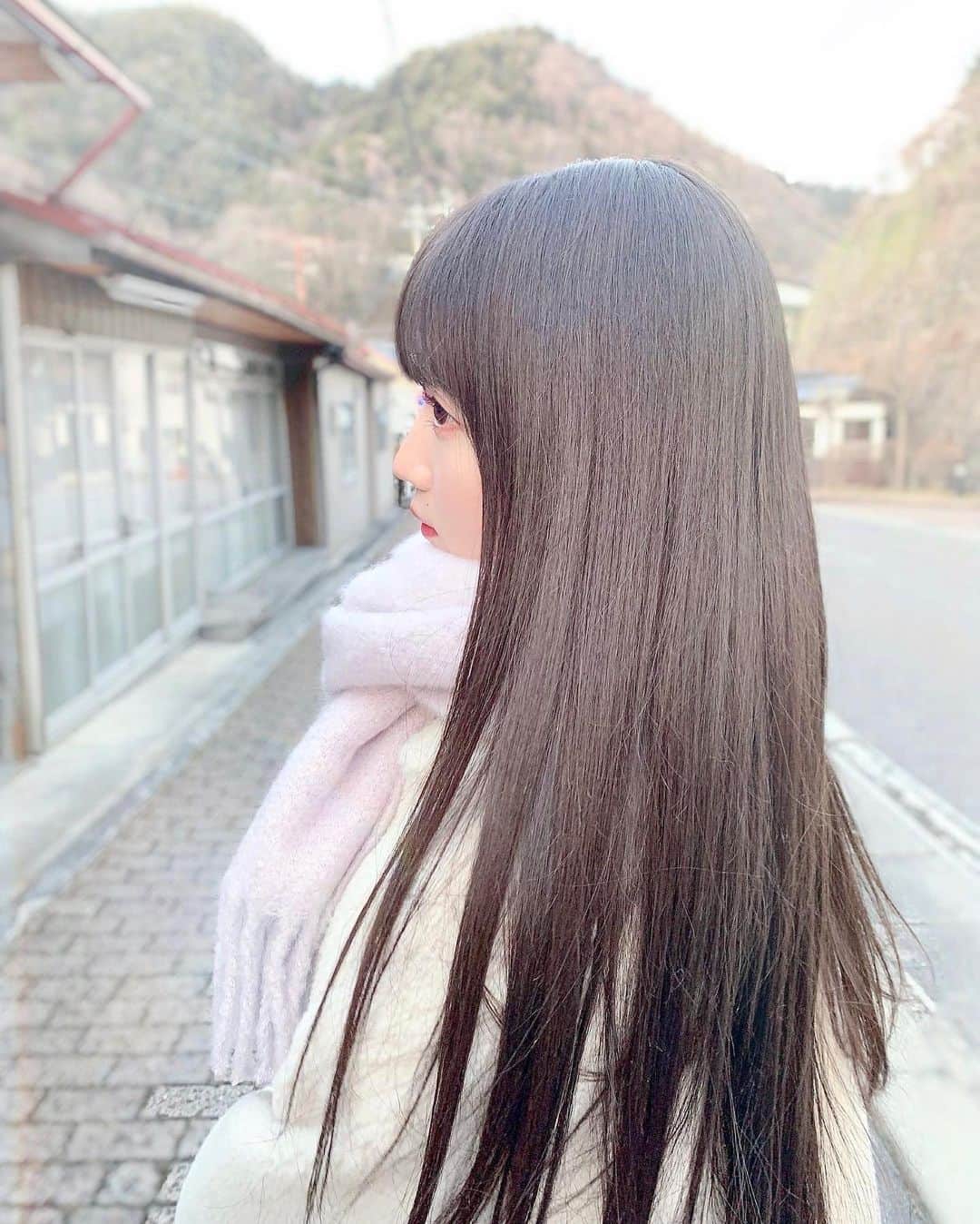 大谷映美里さんのインスタグラム写真 - (大谷映美里Instagram)「🕊🗻🕊🗻 ㅤㅤㅤㅤㅤㅤㅤㅤㅤㅤㅤㅤㅤ 年末に髪の毛ちょっと暗くしてもらったよ🍶 #emuclaret さん！ いつもありがとうございます☺️🙏🏻 ㅤㅤㅤㅤㅤㅤㅤㅤㅤㅤㅤㅤㅤ 最近はずっとこれくらいの髪色なので、 いつもの感じでお願いしますとお任せしています🙇🏻 ㅤㅤㅤㅤㅤㅤㅤㅤㅤㅤㅤㅤㅤ 大自然の中でぱしゃり( ＾ω＾ )♡ ㅤㅤㅤㅤㅤㅤㅤㅤㅤㅤㅤㅤㅤ」1月2日 22時07分 - otani_emiri