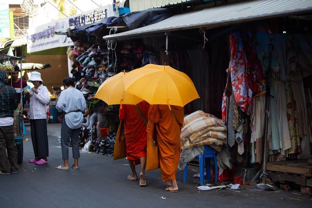 Shunsuke Miyatakeのインスタグラム：「Monks in Everyday Life / Phnom Penh, Cambodia」