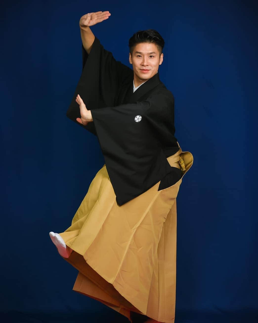 梅川壱ノ介（舞踊家）のインスタグラム：「𝐇𝐚𝐩𝐩𝐲 𝐍𝐞𝐰 𝐘𝐞𝐚𝐫 ￣￣￣￣￣￣￣￣￣￣￣￣￣￣￣￣￣￣￣￣￣￣￣￣￣￣￣ 今年のテーマは《大分から世界へ》。 皆さまにとって良い１年となりますように。  photographer @cotaroishii  #梅川壱ノ介  #令和二年  #舞踊家 #日本舞踊 #大分から世界へ」