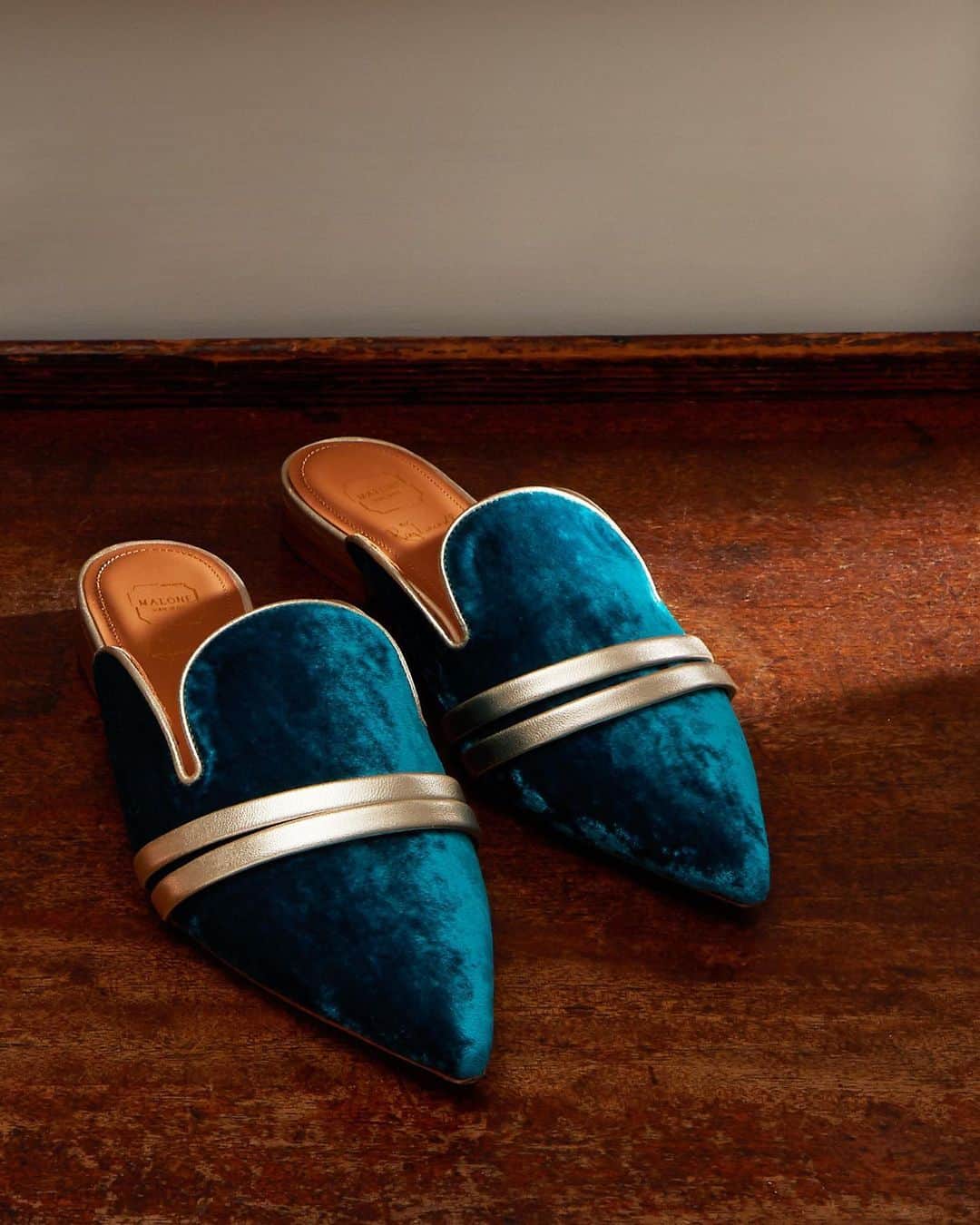 のインスタグラム：「Kick off your @malonesouliers slides and relax #THEOUTNET  Shop all your favorite #MaloneSouliers looks, just visit #linkinbio 👆」