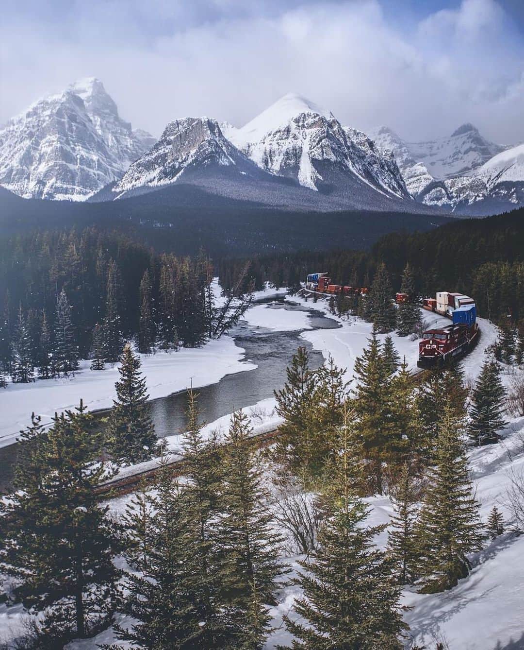 CANON USAさんのインスタグラム写真 - (CANON USAInstagram)「"Alberta, Canada. We had to wait 1 hour to see that train pass, and we still went back twice to the same location to see it. Its sound is unbelievable. It's awesome when the train approaches between the mountains and blows his whistle." #MyCanonStory  Photo Credit: @rdekrauss Camera: #Canon EOS 5D Mark III Lens: EF 17-40mm f/4L USM Aperture: f/4 ISO: 100 Shutter Speed: 1/1000 sec Focal Length: 40mm」1月3日 3時55分 - canonusa