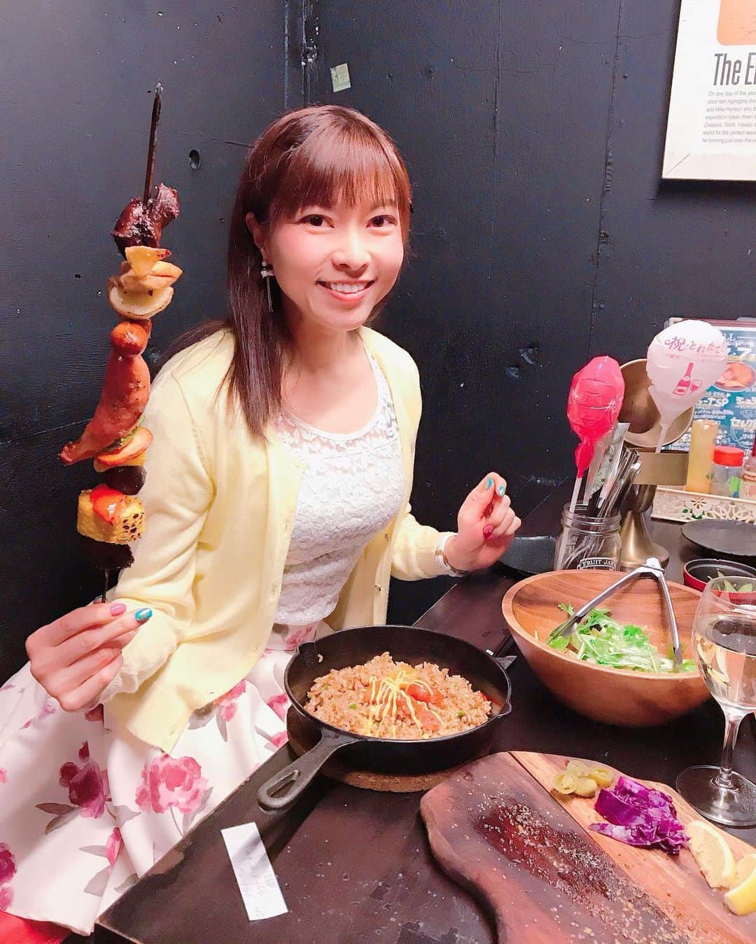 DJ MIYAさんのインスタグラム写真 - (DJ MIYAInstagram)「やっほ❤️町田でブラジル名物シュラスコが食べれると聞いて、今夜はここに行ってきたょ☆彡「肉バル ハーブカルネ 町田本店」@herb_carne さんへ。❤️ .  気分は南米さっ❤️ .  くつろげる個室で、かなーりボリュームたっぷりのコースを食べました♪ . 【Party's special】2時間飲み放題付「本格シュラスコ食べ飲み放題」【5200円→4200円】 14品の食べ飲み放題は魅力ぅ♪ .  手作りのマンゴーラッシー🥭めっちゃ美味しいよぉ❤️ .  1～3★ペペロンチーノ枝豆＆サラダ★フライドポテト 炭火壷焼きでしっかりと焼かれたかたまり肉が～！！ . .  4～6★バーベキューサーベル ダウンタウン・BBQ・スタイル(食べ放題) 40cmの串刺しで登場！❤️ .  香ばしい香りがアクセント！めっちゃ美味しい～！ .  7～12★main「アーバン・シュラスコ・スタイル（食べ放題） .  きゃ～！❤️1mの串のビーフの塊から目の前でserveしてくれるスタイル！ .  豪華な牛肉や焼きパイナップルが食べ放題はすごいよね～！❤️ 牛肉のイチボ・ランプ・ハラミ・カルビがゴージャス～～！！🍖 お肉も柔らかくて、ほんっとに美味しい～！❤️ .  13 ジャンバラヤ .  スパイシーで南国リゾートで食べている気分でーす❤️お腹いっぱいなのにお肉と一緒に食べたらめっちゃ進んじゃう。  14★プチデザート  ブラウニーと、ベリーが可愛くて嬉しかったよー！(^ ^) . 女子会にもぴったりだよぉー❤️💗 .  昨日走っておいてよかった～！❤️ .  すべて美味しくて最高の2020年最初の外食でした～～！ 行ってみてね☆彡⭐︎ . .  町田 ハーブカルネで検索してね!  Casting By @woomy.restaurant  #PR  #グルメ　#個室居酒屋　#町田グルメ #食レポ #シュラスコ #お肉好き　#フィットネス女子　#旅インスタグラマー #今日のコーデ　#個室ダイニング　#グルメ女子　#旅ブロガー　#町田居酒屋 #バーベキュー　#ファッション好き　#今日のメイク　#グルメ好き　#グルメブロガー #筋肉女子　#ランニング女子　#ファッショニスタ　#フォトジェ肉　#女子会 #旅好き女子　#シュラスコ食べ放題 #インスタ映え料理  #インスタ映え #映える写真 #インスタ映えグルメ」1月2日 22時26分 - dj_miya