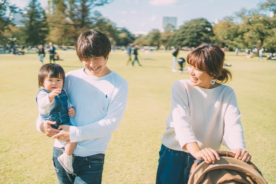 クロさんのインスタグラム写真 - (クロInstagram)「🎍新年明けましておめでとうございます🎍﻿ 大晦日も、元日もそれはそれはゴロゴロだらだら😯本日も普段と変わらない日常を過ごしております。﻿ ﻿ が、いつもよりも、家族揃って居られる時間が長くて楽しいっちゃ楽しいです☺️🙏🏽←まあ色々ある（笑）﻿ ﻿ 新年早々、歳も重ねたことだし﻿ やたらストーリーにあげてます、 @tiktok_japan を始めてみました。﻿ ﻿ 懐かしい動画や、あっと驚く動画など楽しく音楽に載せて、アップしてますので是非見てみてくれたら嬉しいです🥺🙏🏽﻿ ﻿ 今年も「健康が全て」をモットーに私らしく、私たち家族らしく日々を大切に過ごしていきたいと思います。﻿ どうぞ一緒に楽しい時間を過ごせましたら幸いです。﻿ 今年も1年宜しくお願い致します。﻿ ﻿ 写真は「あーい」と元気にお返事しているタニちゃん（多分●●な人ー？の問いには全てあーいと答えてくれる）﻿ 笑うときどこで覚えたのか口に手をあてるという我が一族には居ない謎の笑い方をするタニちゃん﻿ ﻿ 笑い方おもろい﻿  photo by @sass_sir  #手が短いのほんと可愛い #最後から4枚目の写真が保険会社のCM感 #佐々木博史 #ポートレート #写真好きさんと繋がりたい #家族写真 #記念撮影 #family #1歳3カ月 #モデル #tokyo #東京 #可愛い #ありがとう #空 #ファッション #撮影 #コーデ #可愛い #大好き #tokyo #baby #女の子ママ #あいのり #ママリ#ベビフル #コドモノ #ありがとう #クロピータニ #赤ちゃんのいる生活 #mamagirl #親バカ部 #ちびクロdiary﻿」1月2日 22時28分 - kuro_risa