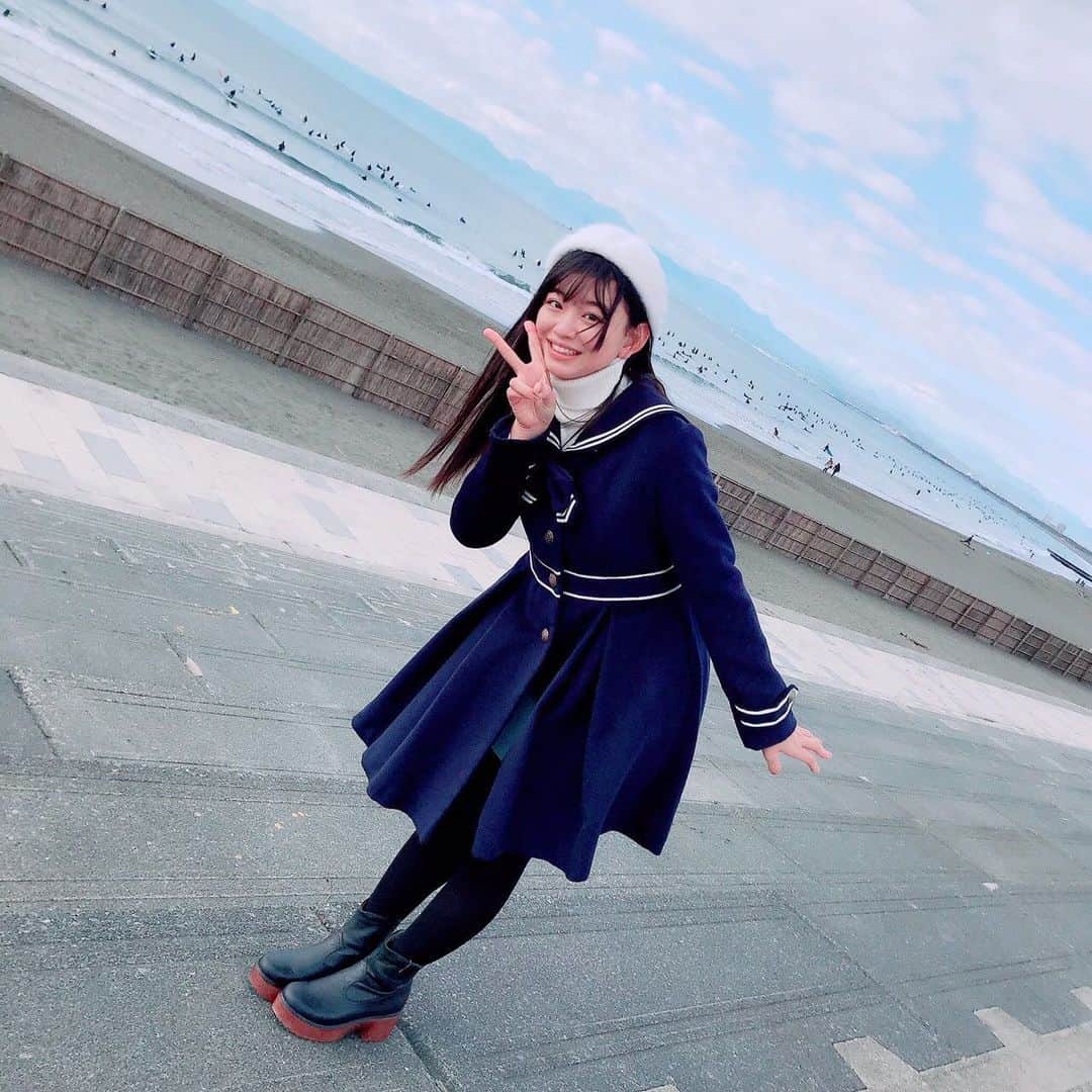 吉田万葉のインスタグラム：「明けましておめでとうございます🎍 今日は、江島神社の中津宮に参拝してきました⛩ 御守りを沢山買っちゃった♡(๑′ฅฅ‵๑) 女子は欲張りなんです。 江ノ島と鎌倉をぶらり〜の食べ歩き🍡 お正月終わったら、ダイエットします💦 今年、みんなに良いことがありますように🙏🏻 万葉も、Happyが届けられるように頑張ります💞」
