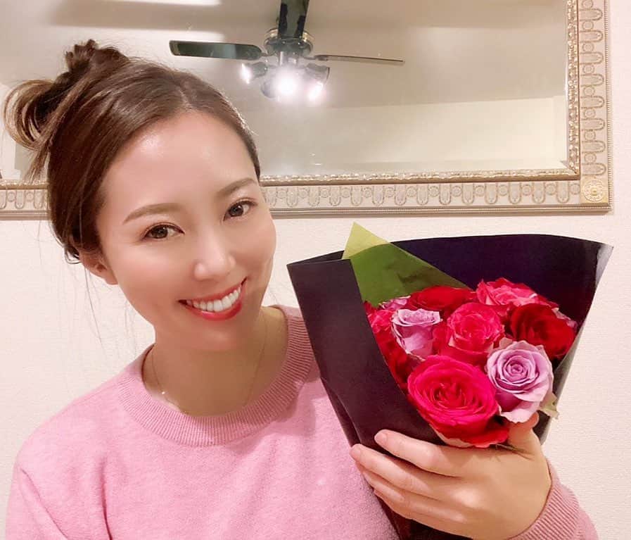 ありさ・あげまんクリエイターのインスタグラム：「明けましておめでとうございます🎍﻿ 今年も宜しくお願い致します🥰﻿ ﻿ 去年はほとんどストーリーばかりで、ストーリーには基本的に日常の私をupしてきましたが、たまには投稿に自分の事を書いていこうと思います。﻿ ﻿ ﻿ ﻿ 2019年は本厄で沢山色んな事がありました。﻿ 嫌な事や辛い事、悲しい事があっても﻿ その分楽しい事や嬉しい事、幸せな事もあって。﻿ ﻿ ネガティブなことにフォーカスしようと思えばいくらでもできるけど、やっぱり私はポジティブなことにフォーカスして生きていきたいなと改めて思いました。﻿ ﻿ もうとうぶん仕事と育児だけしようと思っていました。﻿ それくらい閉ざしていたほどの衝撃が下半期にあった。﻿ ﻿ メンタルはボロボロになり、咳喘息も発症し、重度の腱鞘炎にもなり、体重も5kg程短期間で減ってしまい、久々にメンヘラにもなり、本厄やべーー！！！って思ってました笑﻿ 完全にナメてました🤣﻿ ﻿ ﻿ でも、、、﻿ ﻿ ﻿ 傷付くことに鈍感にならず、鈍感になる事を誇るような環境にはいたくない。﻿ ﻿ 傷付くことは自分の感情の一つ。﻿ 笑顔も怒りも悲しみも、私を作り上げるもの。﻿ ﻿ それに気付かないふりはもうしたくない。﻿ ﻿ ﻿ ﻿ そう思っていたら、全ての感情を拾い上げてくれて、私の状況や環境も全て包み込んで受け入れてくれて、生きる意味の一つにしてくれる人と出会った。﻿ ﻿ 落ち込んだらとことん落ち込む私。﻿ （元々メンヘラだからね笑）﻿ ﻿ そんな自分が嫌で、自信がなくて、でも自分を好きになりたくて。﻿ だから出来る限りの努力をしてきた。﻿ ﻿ 弱さを受け入れたら、本当に強い自分と出会える。 ﻿ また自信を取り戻したとき、そんな自分をまるごと愛してくれる人が現れた。﻿ 子供たちも含めた私を、まるごと愛してくれる。﻿ ﻿ ﻿ なんて安心感があるんだろう😌﻿ そんな彼のためにも、もちろん子供達のためにも、自分のためにも、世の中のためにも、精一杯頑張ります。﻿ ﻿ ﻿ 2020年は何が起こるのでしょうか。﻿ 今から楽しみです🥰」