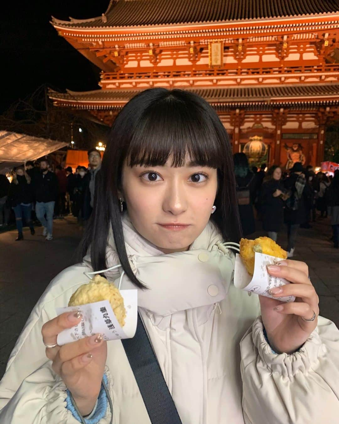 広瀬ちひろさんのインスタグラム写真 - (広瀬ちひろInstagram)「みんなは今年、これやりたい！ってことありますか？ ちっちゃい事でも、聞かせてちょうだい~ ちなみに私は、のびのびたくさん働きたいです！！ そして旅行にいく！！ そしてオールシーズン、ヒールを履いて、今年も去年より良い女目指します！笑 色んなことを見極める力、付けていきたいですね！  写真は、元旦に浅草で大好きな揚げまんじゅうのお店が遅くまでやってたので欲張って２つ食べました~(さつまいもとかぼちゃ) この前に焼肉も食べたしお昼もお餅をしっかり食べた、その前に夜中に年越しうどんも食べたし、いや、晩ご飯もしっかり食べたな。 早速食べすぎてます2020年！幸 肌荒れには気をつけます！」1月2日 22時37分 - chi_hirose