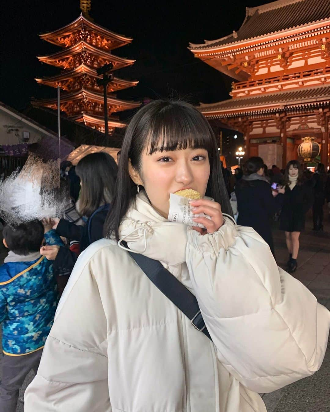 広瀬ちひろさんのインスタグラム写真 - (広瀬ちひろInstagram)「みんなは今年、これやりたい！ってことありますか？ ちっちゃい事でも、聞かせてちょうだい~ ちなみに私は、のびのびたくさん働きたいです！！ そして旅行にいく！！ そしてオールシーズン、ヒールを履いて、今年も去年より良い女目指します！笑 色んなことを見極める力、付けていきたいですね！  写真は、元旦に浅草で大好きな揚げまんじゅうのお店が遅くまでやってたので欲張って２つ食べました~(さつまいもとかぼちゃ) この前に焼肉も食べたしお昼もお餅をしっかり食べた、その前に夜中に年越しうどんも食べたし、いや、晩ご飯もしっかり食べたな。 早速食べすぎてます2020年！幸 肌荒れには気をつけます！」1月2日 22時37分 - chi_hirose