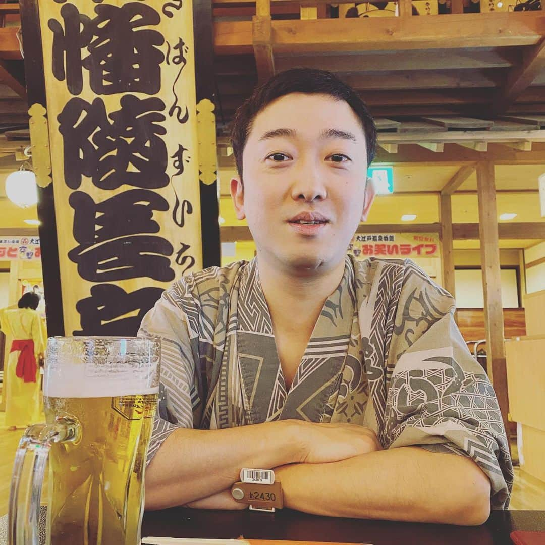 あべこうじさんのインスタグラム写真 - (あべこうじInstagram)「ㅤㅤㅤㅤㅤㅤㅤㅤㅤㅤㅤㅤㅤ 風呂上がりに先輩の金でビールを飲む後輩。ピクニックをみなさまよろしくお願いします。 ㅤㅤㅤㅤㅤㅤㅤㅤㅤㅤㅤㅤㅤ #ピクニック #ピン芸人 #大江戸温泉物語 #ハッピィ」1月2日 22時40分 - abe_happy