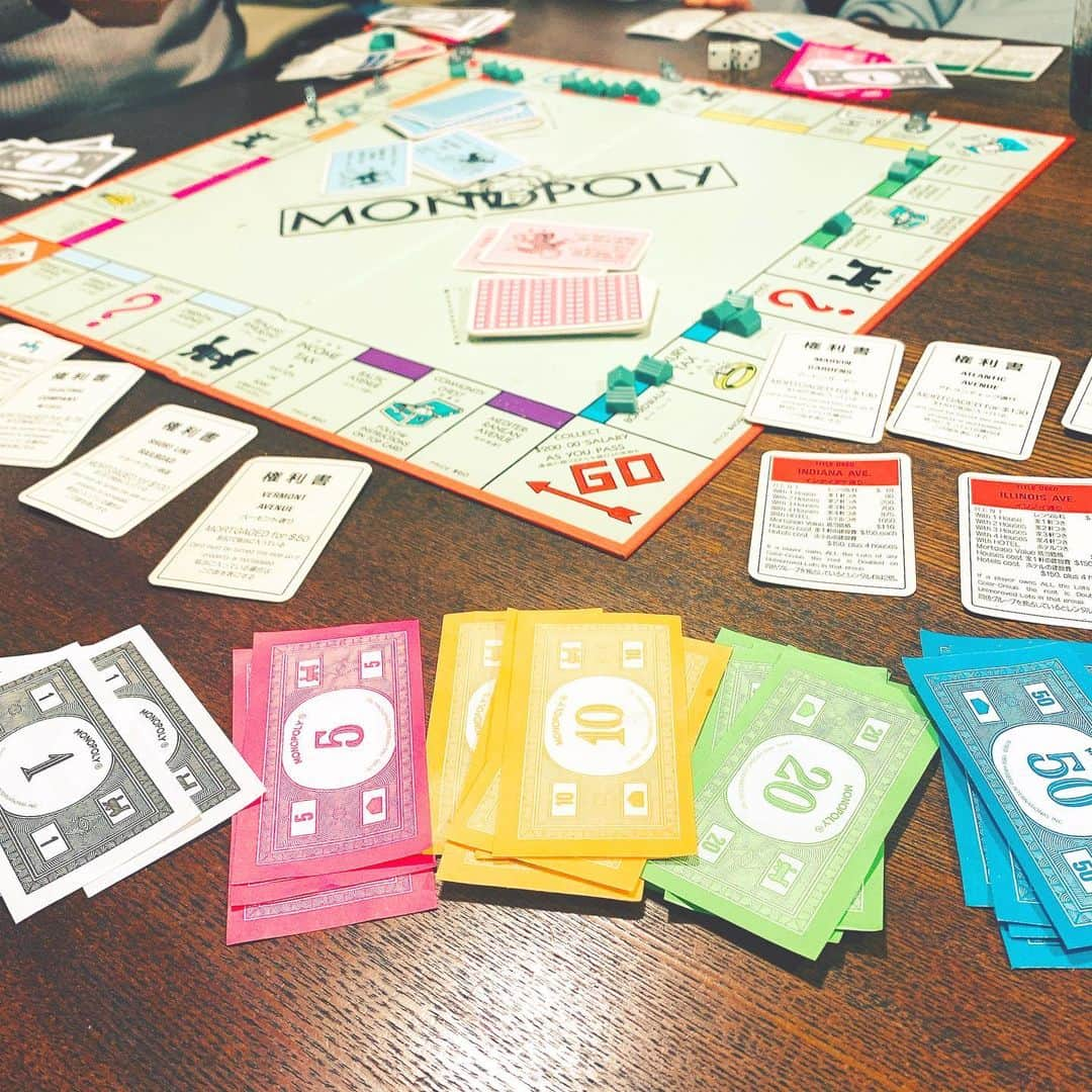 高松いくさんのインスタグラム写真 - (高松いくInstagram)「新春　MONOPOLY  小学生からじいじまで幅広く  だがしかし  大人も子供も真剣勝負ww  1位を頂きました･:*+.\(( °ω° ))/.:+笑こらこら  大人気ないけど嬉しいものですwww  昔好きだったモノポリ 久しぶりに楽しかった🤣  ただ　遊ぶ　お正月  では  今度は　お外で遊んできます☃️ww🎿  #新春  #ボードゲーム  #家遊び #親戚 #いとこ #おじ #大人気ないけど  #1位 なってしまった　笑」1月2日 22時46分 - iku_takamatsu_trip_sup_yoga