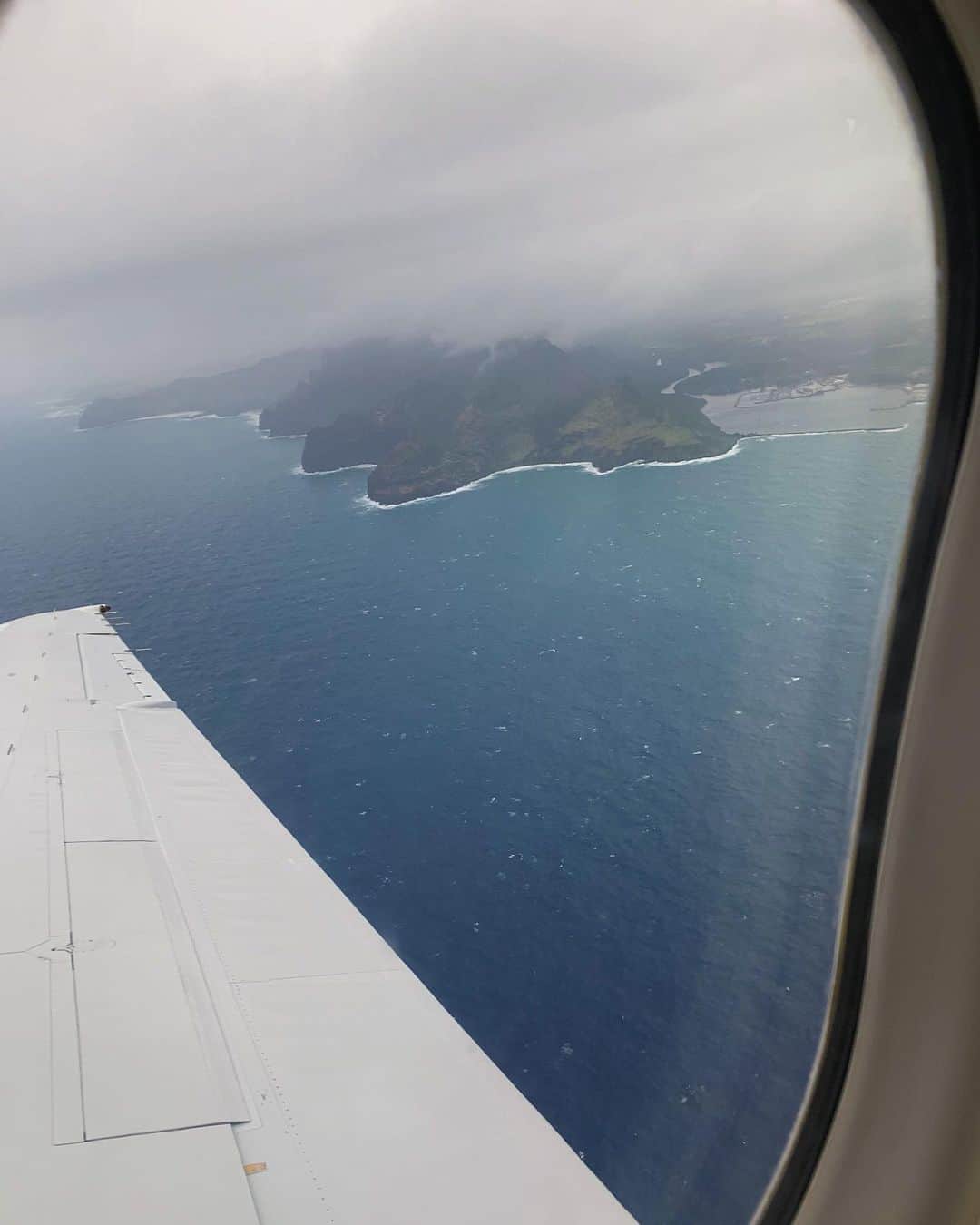 Remiさんのインスタグラム写真 - (RemiInstagram)「trip to Kauai island, Hawaii🏝 ハワイ後半は、カウアイ島へ✈︎ ジュラシックパークのロケ地としても有名な大自然に囲まれた秘境の島⛰🦖 初めての絶景や動物と出会い、子供と一緒に感動を共有する旅になりました✨  #カウアイ島 #ハワイ #子連れ旅 #Kauai #Hawaii #familytrip」1月2日 22時55分 - remi_912