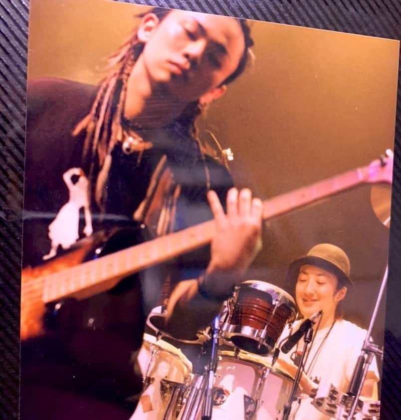 のインスタグラム：「17年前。  同い年のパーカッションのノッチと！  #鈴木渉 #能智祐輔  #ズボンドズボン」