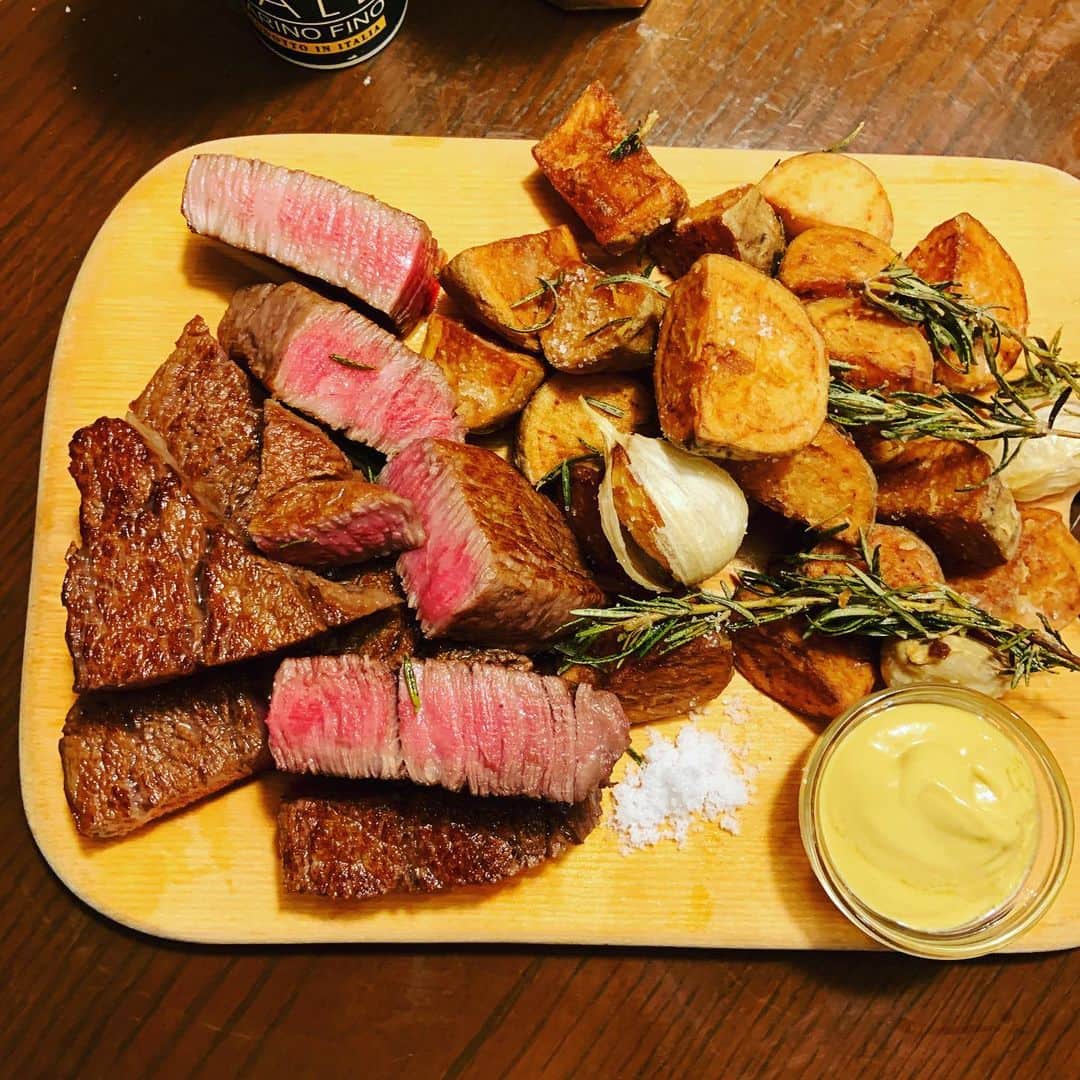 志摩有子さんのインスタグラム写真 - (志摩有子Instagram)「お歳暮で頂いたシャトーブリアン‼︎ ステーキにしてフライドポテトと盛り合わせ。一緒に揚げたにんにくは潰してステーキに付けると最高。 よいお肉をもらっても最高の状態で食べられるのは　@isami_takayama1226  師匠の肉焼きレッスンを受けたから。機会があったら一度受けるべき。情報は　@snuko178  さんが主催されているレッスンをチェックして。 #松坂牛　#シャトーブリアン　#ありがたや #トスカーナ風フライドポテト  #肉焼きBBA」1月2日 23時00分 - ariko418