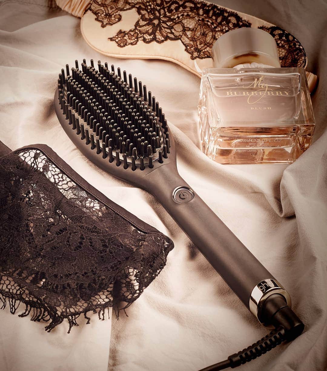 ghd hairさんのインスタグラム写真 - (ghd hairInstagram)「NOT A DRILL 👏 the ghd glide – the brush that broke the internet -  now has 10% off in our sale 🛍  #ghd #ghdglide #januarysale #hairtools #hotbrush #thebrushthatbroketheinternet」1月2日 23時01分 - ghdhair