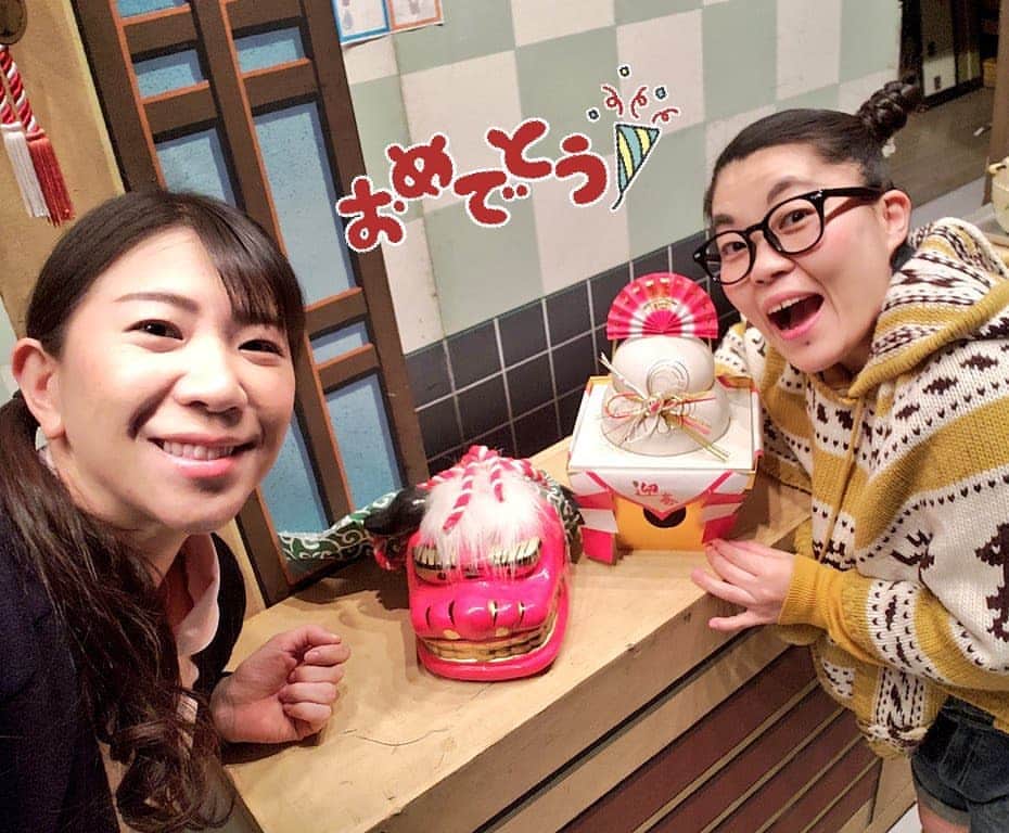 服部ひで子のインスタグラム：「祇園花月、 大入りいただきました㊗️ お正月に、 ご来場ありがとうございます(*^^*) 明日も、４回公演！ 是非遊びに来てください🎵🎵🎵 そして 明日、14時30分～放送の 「よしもと新喜劇2020年開幕SP!～2019名作選＆探偵すち子が大阪の町で大暴れ!!～」の  新喜劇に、 出演させていただいてます。  小籔座長の 📺『ゾッとする結婚相手！？』 是非、こちらも見てくださいね～(^_^)v  #吉本新喜劇 #よしもと新喜劇 #新喜劇 #祇園花月  #岡田直子 さん #服部ひで子」