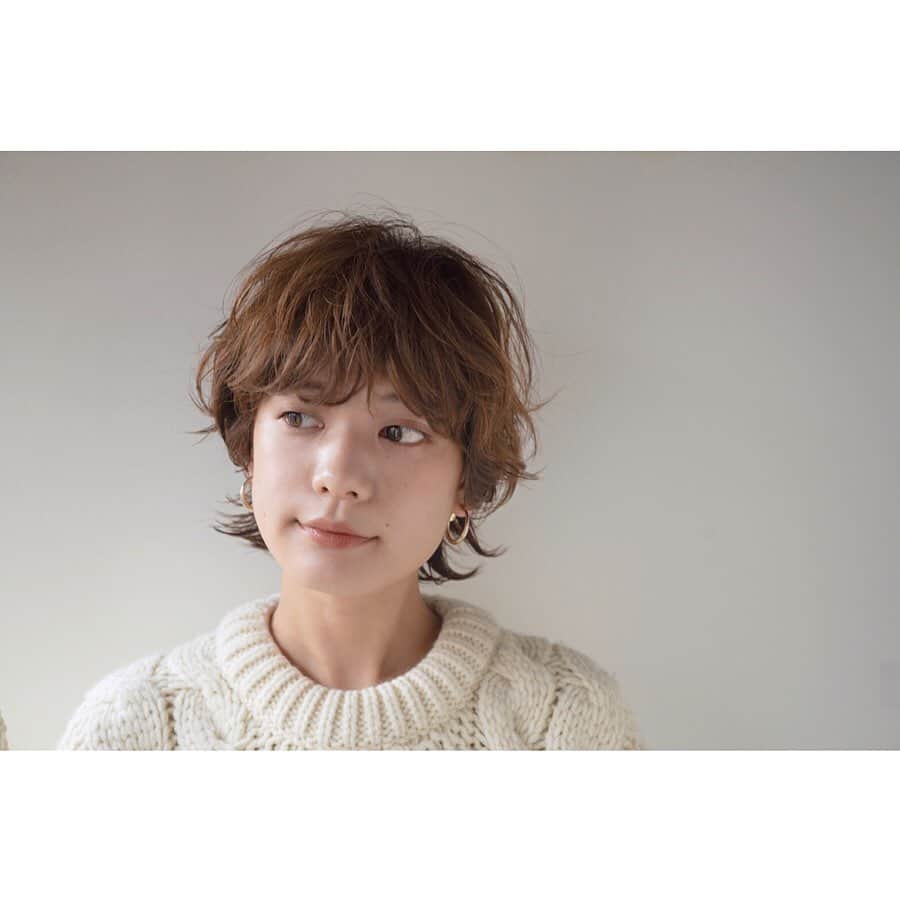 石川瑠利子のインスタグラム：「. . 2019年はショートからマッシュウルフに変えて🙆🏻‍♀️💕 今年はアレンジを頑張ってみようかな、、、 . みんなはどんなアレンジ見たい？🥺🙏🏻 . . #hair #shorthair #knit #acne」