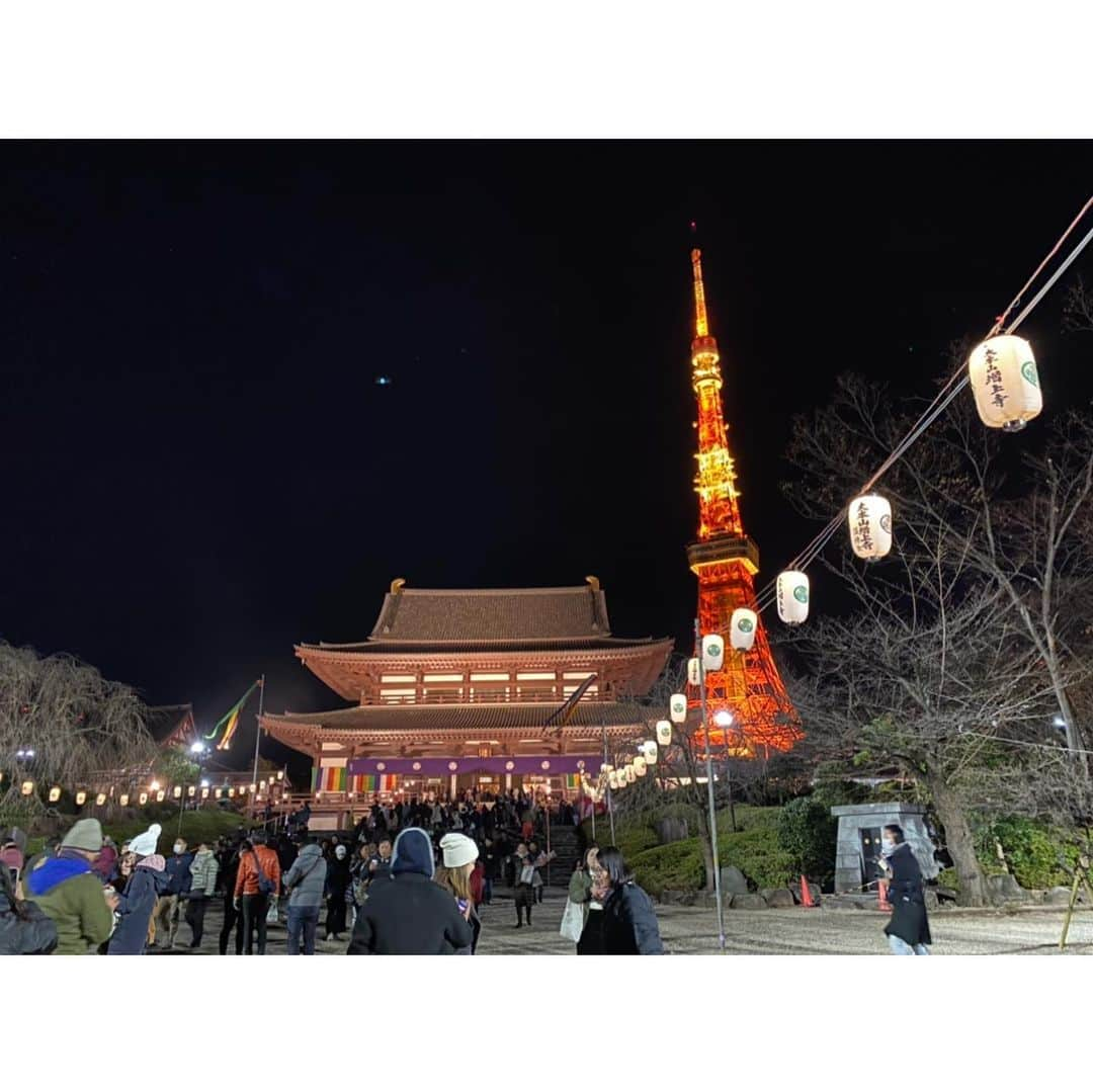 石原未梨さんのインスタグラム写真 - (石原未梨Instagram)「遡って大晦日のこと🍊﻿ ﻿ お餅屋さんのお兄さんがお餅くれるし笑、﻿ 初詣後に東京タワーがライトアップして﻿ 最っっ高に綺麗だったし、﻿ いろいろあったけど最後に良いことあったね〜﻿ って二人で幸せな気持ちになりました🗼💕﻿ ﻿ 初めて大晦日を外で過ごしたけど﻿ 楽しかったなぁ😍🏮﻿ 攻略法がわかったから﻿ 次の大晦日もどこか行きたい☺️❤️」1月2日 23時12分 - miri_ishihara