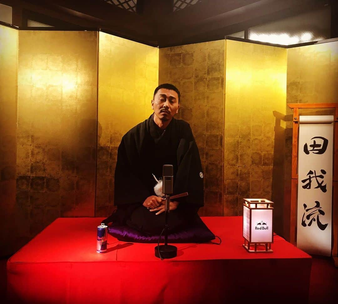 田我流さんのインスタグラム写真 - (田我流Instagram)「謹賀新年🎍昨年はアルバムを出し、ワンマンツアーをし、自主企画のイベントをliquidroomで成功させる事が出来て、北海道で夢のサケまで釣る事が出来て言うことない、本当に楽しい一年になりました。これもひとえに皆様のお陰でございます。感謝感謝でございます。今年は新たに挑戦したり、行ってみたい所も沢山あります。楽しみながら、遊んで、GOODVIBEをライブに注入して行きたいです。本年度もどうぞ田我流を宜しくお願い致します🙇🏻 #本気の遊び #田我流#終わらないツアー#終わらないプロモーション#釣りロマンを求めて#bigwave #foodgang#感謝感謝感謝#みなおか」1月2日 23時15分 - dengaryu138