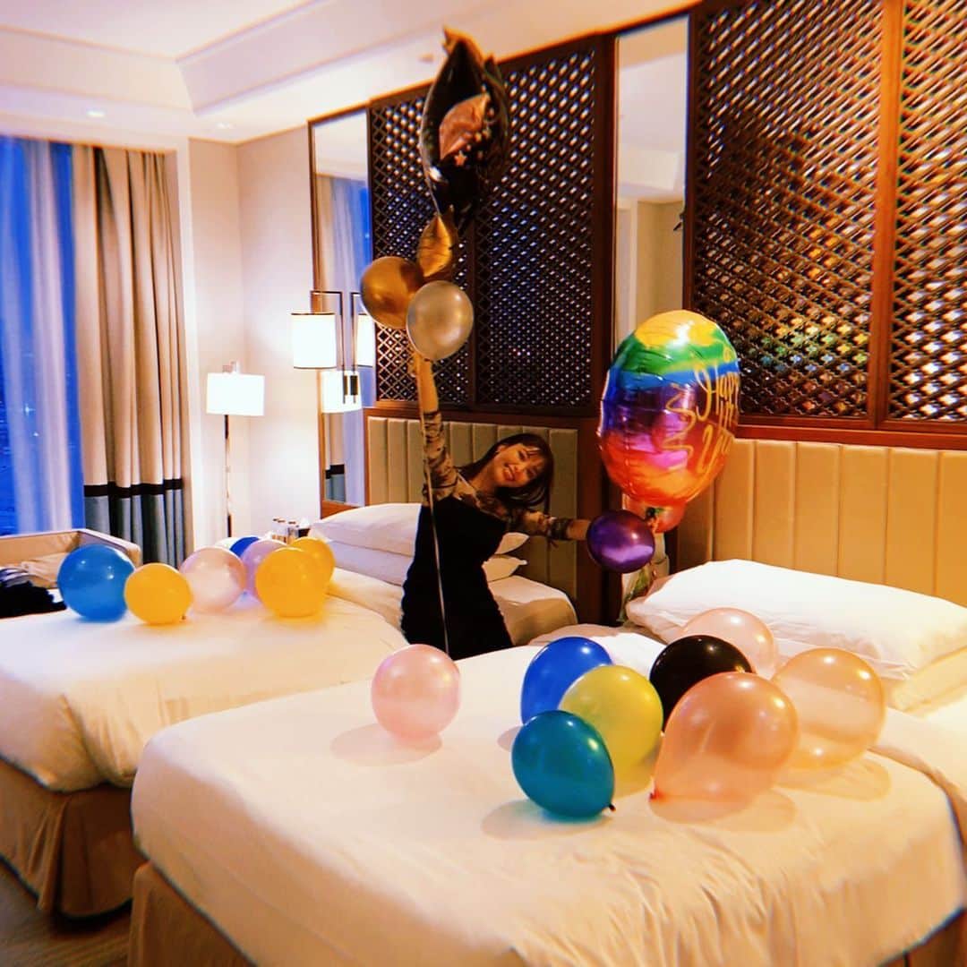 高橋有紀さんのインスタグラム写真 - (高橋有紀Instagram)「年越しの花火がお部屋で観れるように　@tajdubai に泊まりました お部屋も綺麗だし、毎日かわいいデザートがお部屋にきたり、ニューイヤーは風船が沢山きました🥺 #おさかなゆきの旅  #ドバイ旅行  #tajdubai」1月2日 23時25分 - osakana_yuki
