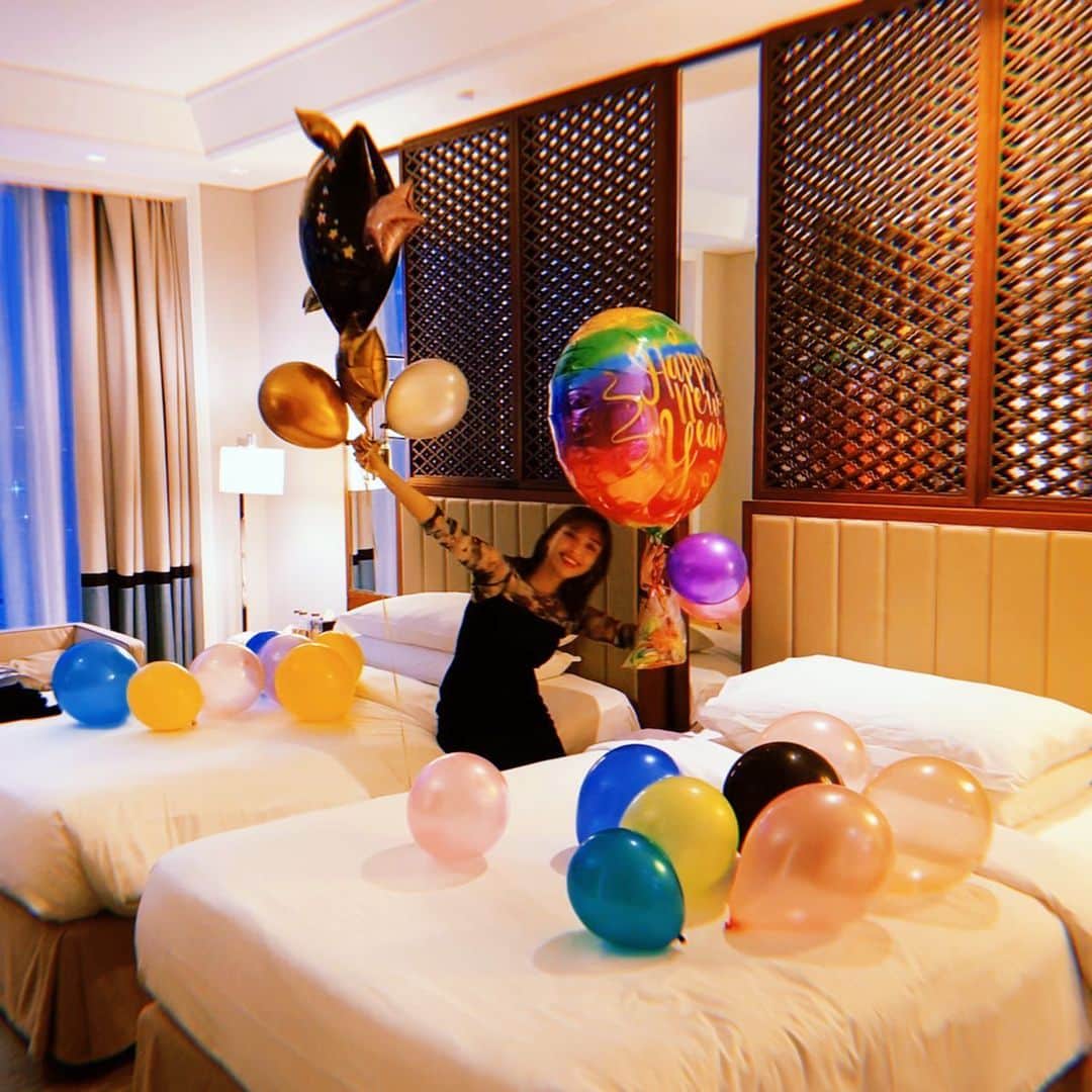 のインスタグラム：「年越しの花火がお部屋で観れるように　@tajdubai に泊まりました お部屋も綺麗だし、毎日かわいいデザートがお部屋にきたり、ニューイヤーは風船が沢山きました🥺 #おさかなゆきの旅  #ドバイ旅行  #tajdubai」
