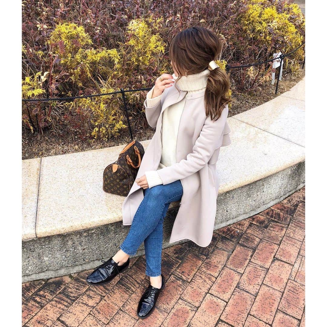 Miyoのインスタグラム：「2020.1.2 ・ 明けましておめでとうございます✨ 本年もどうぞよろしくお願い致します🥰🙏🏻 ・ グレージュのコートはバックフリルデザイン💓(2枚目) ボンディング素材でハリがあり、シワになりにくいです👌🏻 プリュイのヘアアクセはゴムで結んだ部分に差し込むだけで華やかに💓 ・ コート… @FEERICHELU @joint_space #feerichelu#feerichelu_style#pr ニット…#galerievie#ギャルリーヴィー マタニティデニム…#楽天roomに載せてます 靴…#GU#ジーユー バッグ…#LOUISVUITTON ヘアアクセ…#pluie#プリュイ ・ ブログ更新しました✍🏻💓 @miyopu のトップページからとべます☺️ ・ ・ ・ #GUコーデ#ポニーテール#マタニティ#マタニティコーデ#妊婦#妊婦コーデ#妊娠後期#妊娠8ヶ月#ママコーデ#ママファッション#プチプラコーデ#プチプラファッション#シンプルコーデ#カジュアルコーデ#大人可愛い#きれいめカジュアル#きれいめコーデ#大人カジュアル#locari」