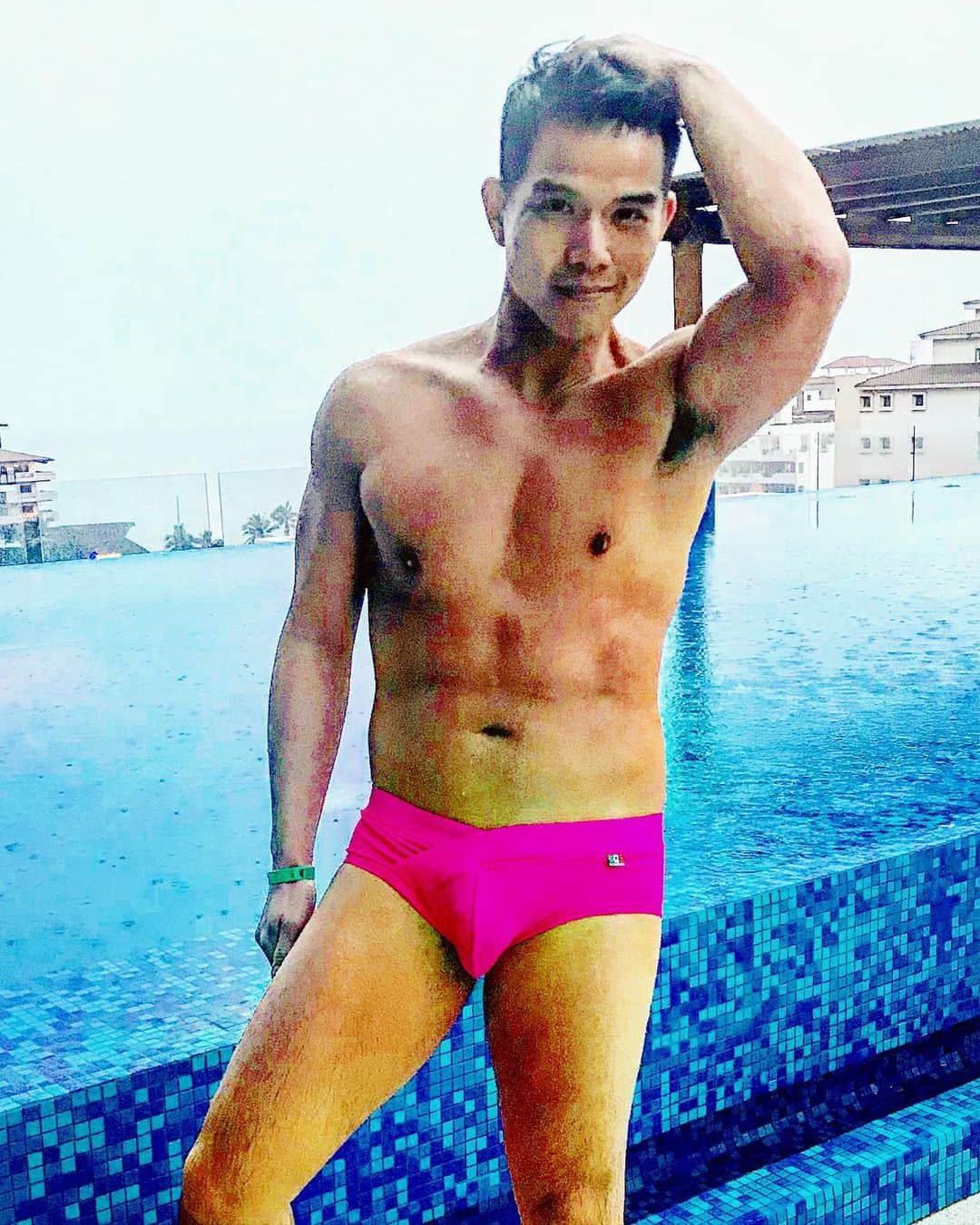 テリー・レオンさんのインスタグラム写真 - (テリー・レオンInstagram)「Photo shoot in the rain. Started the new decade with a new pink speedo. #puertovallarta #feltcutemightdeletelater #almostforty #gay #gayboy #gaydaddy #thirstythursday #queerty #gaysian」1月2日 23時22分 - tellyleung