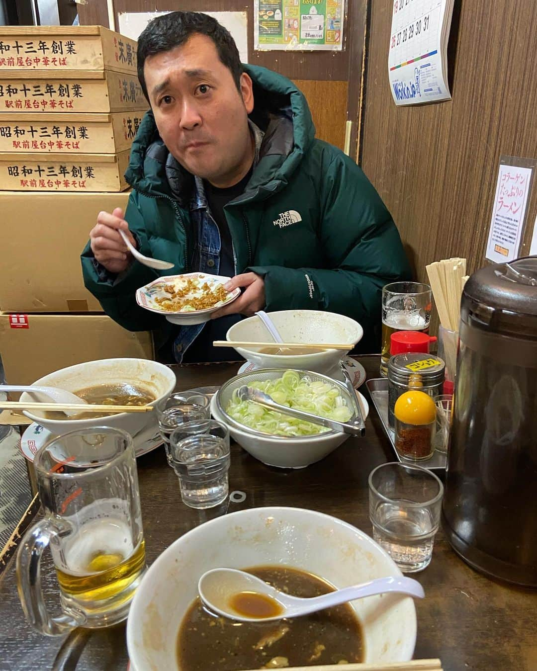 椿鬼奴さんのインスタグラム写真 - (椿鬼奴Instagram)「とーやま校長の声を聴きながら食べる秋田の末廣ラーメンは最高だ‼️ 正月から働いてる遠山に感動するよ‼️」1月2日 23時34分 - tsubakioniyakko