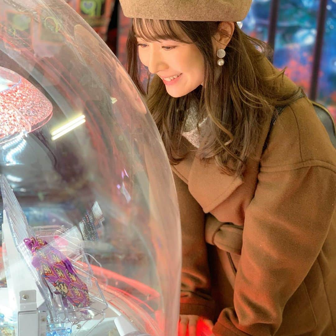 山川恵里佳さんのインスタグラム写真 - (山川恵里佳Instagram)「: : 新年一発目のゲームセンター☺️ 応援に徹する！！！ : : #クレーンゲーム#ハイチュウ#応援上手#盛り上げ上手#雛壇芸人タイプ」1月2日 23時34分 - erika_3_official