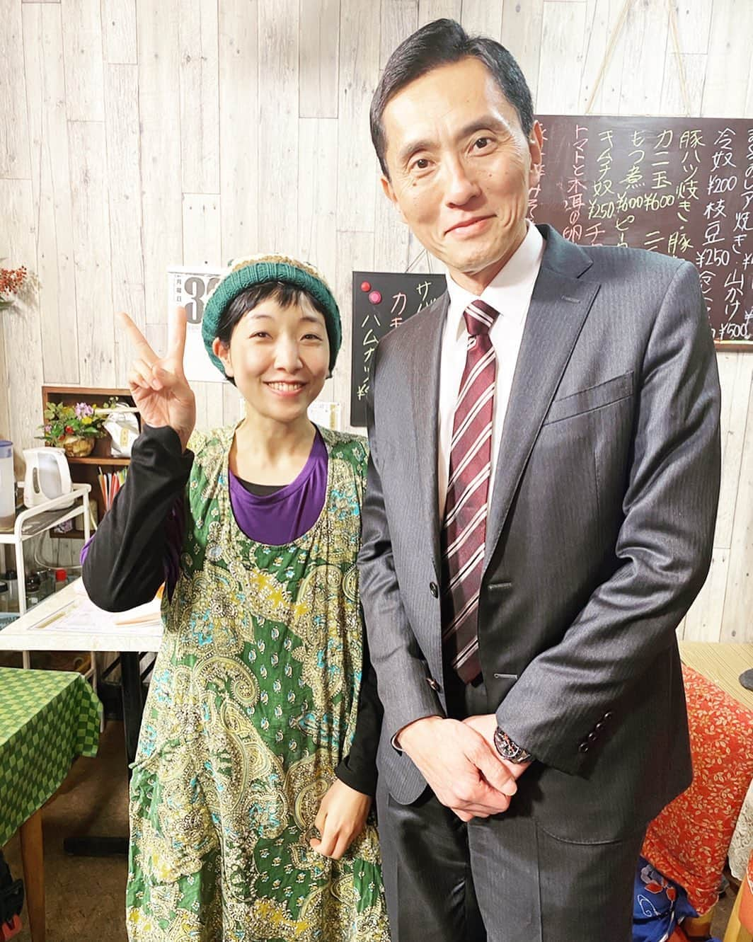 安藤サクラさんのインスタグラム写真 - (安藤サクラInstagram)「令和二年☆あけましておめでとうございます🎍❗️❕みなさま本年もよろしくお願い申し上げます♡💐孤独のグルメ大晦日スペシャルにちらりと参加させていただきまして、憧れのごろーさんと👫✌︎」1月2日 23時26分 - sakuraando