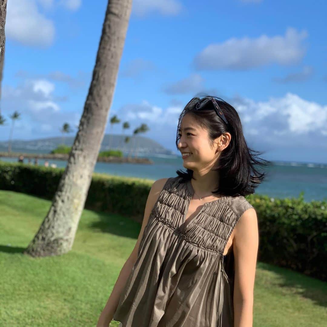 上野優花さんのインスタグラム写真 - (上野優花Instagram)「先月、 1年間頑張ったご褒美でHawaiiに行ってきました🌺 5年前も愛理ちゃん、そして結衣ちゃんと3人で行ったので 当時を振り返りながらの旅となりました😊 しばらくHawaii投稿続きます！ #hawaii #hawaiistagram #hawaiitrip #honolulu  #celine #sunglasses #ハワイ戦利品 #ハワイ女子旅 #ハワイ旅行 #ハワイ #カハラホテル  #私だけロコガールのように焼けてるのはなぜ？笑」1月2日 23時28分 - yuka_ueno89