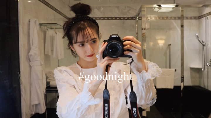 平木愛美のインスタグラム：「明けましておめでとうのお言葉コメント、ありがとうございます🤍ほっこり嬉しい。  皆さんお正月はいかがお過ごしですか？🎍⚪️ . "おとなの自分磨き"というテーマのYouTubeを始めたくらいだから、私はこれまでよりもさらに！ひとつひとつのことに丁寧に真剣に向き合って色々磨きステップアップできる一年にしたいなぁ。 といってもズボラなところもあるから、背伸び＆無理はしすぎず。笑 皆さんと楽しく進んでいきたい💕🧚‍♂️ . 年越し前にはいつもの #エスビューティークリニック でビタミン系の保湿をしてもらったり #replace で二度めの小顔施術に行ったり☺︎ ２０２０年もさらに！プロの方々のお力もかりつつ、意識を高めていきたいです✨✨✨ 年が明けてお仕事始めまでにも色々いかなきゃっ！ . ちなみにこちらは、前髪プロセスの動画のラストシーンから、おやすみなさい🌜 #goodnight #instagood」