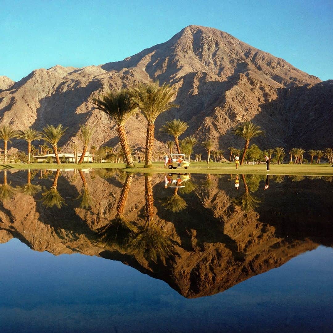 lifeさんのインスタグラム写真 - (lifeInstagram)「Golfers framed by the Santa Rosa mountains while playing a round at the Eldorado Country Club in Palm Springs, California, 1962. (Ralph Crane/The LIFE Picture Collection © Meredith Corporation) #PalmSprings #California #TBT」1月2日 23時43分 - life