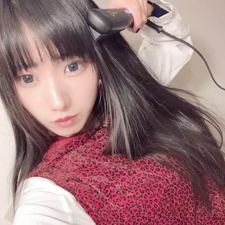 のインスタグラム：「ヘアアイロンブランド　@agetuya さんの、 . コームヘアアイロンを使ってみました✨✨ . . 最高温度220度で、 6段階の温度調節が可能。 . プレートに直接振れずに、 くし形で、髪をとかすだけで、 まとまりのあるストレートヘアになれちゃいます😍 . 忙しい朝にほんとおすすめ💌  #アゲツヤ #ヘアアイロン #ヘアアレンジ #ストレートアイロン #コテ #ボブヘア #ロングヘア #ショートヘア #pr . . #ヘアケア　#ヘアケア用品 #コームヘアアイロン　#アゲツヤコームヘアアイロン #黒髪　#黒髪ストレート　#黒髪ストレートロング #japanesegirl #美容女子　#美意識 #美意識高い人と繋がりたい #ストレートヘア」