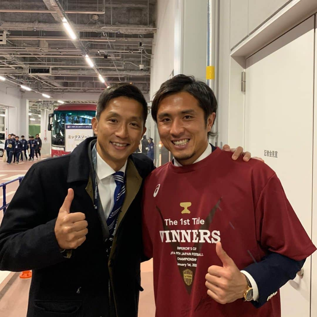 福西崇史さんのインスタグラム写真 - (福西崇史Instagram)「. 大岩剛と那須大亮🙌 . 勝負の世界は勝ち負けがついてしまうが、たくさんの経験が次の糧になる✨ . 2年半の鹿島監督と18年の現役生活お疲れ様でした👏 . それにしても、2人とも選手の最後を天皇杯優勝で現役引退とは…⚽️ . すげ〜な〜🙌 . #大岩剛 #那須大亮 #soccer #df #ディフェンダー #鹿島アントラーズ #ヴィッセル神戸 #天皇杯決勝 #監督 #選手 #仲間 #次へ #応援するぞ #俺も頑張るぞ #instagood #instaphoto」1月2日 23時45分 - takashi_fukunishi