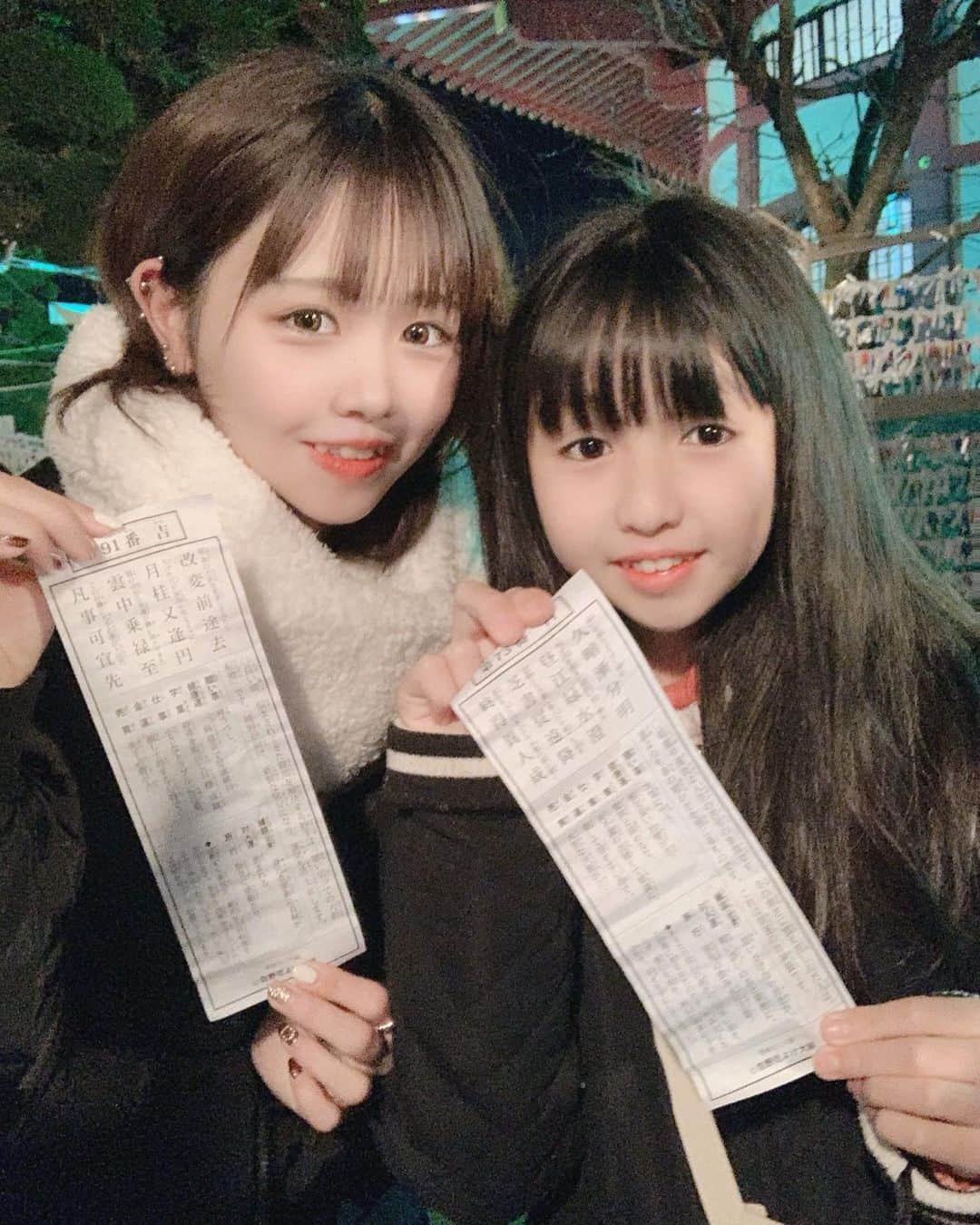 のインスタグラム：「2020年も妹たちと仲良く 過ごせますように ( ˶˙ᵕ˙˶ ) ･ #載せ直しごめんね 🤦🏼‍♂️ ･ #はやめい#アクセサリー#ピアス #ピアス女子#ネイル#姉妹 #ヘアカラー#セルフィー#初詣#おみくじ #Instadaily#OOTD#photooftheday #selfie#me#love#swag#igers #followme#좋아요#좋아요꾹#팔로미 #팔로미#패션#셀카#셀카스타그램」