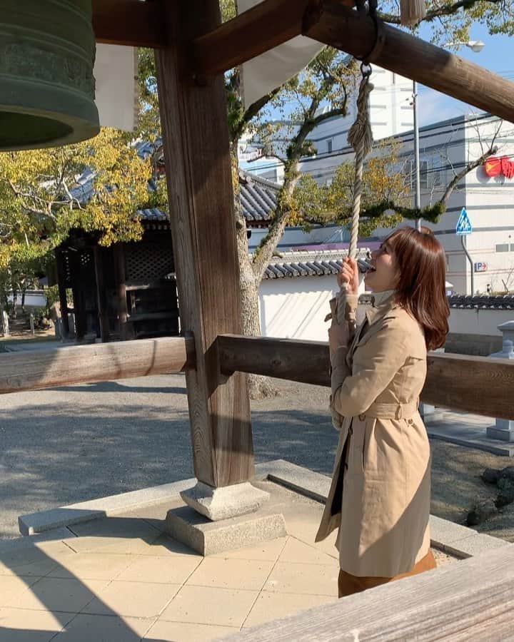 のインスタグラム：「明けましておめでとうございます☀️ 毎年恒例の場所で鐘つきを〜 快晴で気持ち良かった〜  今年も健康で素晴らしい一年になりますよう😊❣️ #新年#香川県#故郷#happynewyear2020 🎍」