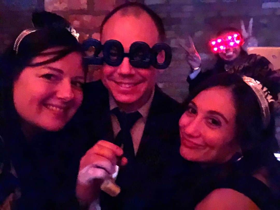 ズザンナ・シャコフスキーのインスタグラム：「We rang in 2020 celebrating the most beautiful and brilliant @clea_alsip and @dbinstock ❤️What a gorgeous and perfect wedding! And we look so cute with @lucywatoosy 🎉#alsiptothebinstocks」