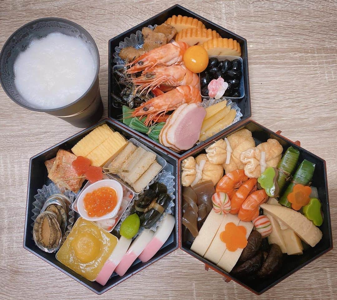 古川未鈴のインスタグラム：「. . おせちが食べたくなり ネットで通販できることを知り購入してみました。 プレモルと共に、、。 テレビ見ながらちびちび頂くの 最高かよ、、 正月に乾杯、、。 . . . こう思うと私そんなに好き嫌いがない！ だいたい食べれる！ . . . #おせち  #正月 #プレモル」