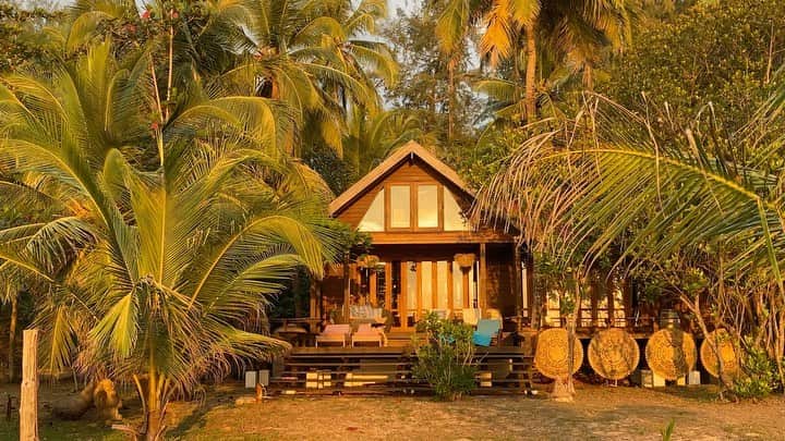 カロリーヌ・ド・メグレのインスタグラム：「@GoldenBuddhaBeachResort in Thailand. So now I have to leave this unique place 💘I’ve come here quite a few times since many years and I never really wanted to share this paradise, wanted to keep it for myself selfishly but now I understand that for heavenly houses like that to stay so private, remote and sustainable, they also need attention ❤️🇹🇭 I wish you to have the incredible chance one day to go there and enjoy the nature, one of the houses and the amazing people out there ✌️」