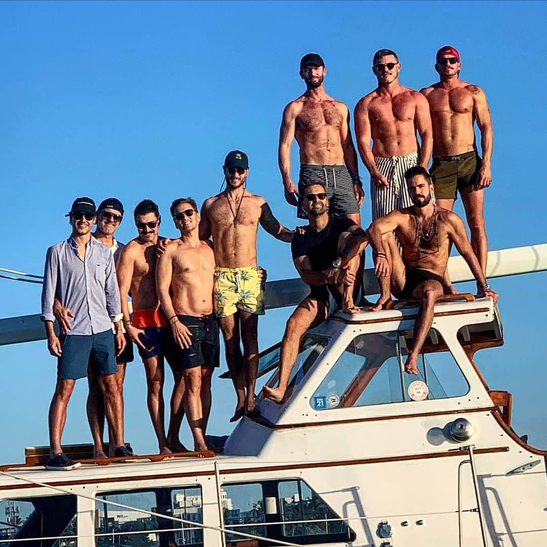 ルーク・エヴァンズさんのインスタグラム写真 - (ルーク・エヴァンズInstagram)「Awesome January 1st with this bunch! Thanks for letting us onto your boat @nickvoulgaris it was the perfect start to 2020!! 🙏🏼」1月3日 0時33分 - thereallukeevans